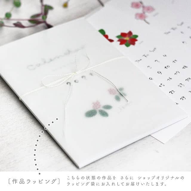 BASE（ベイス）さんのインスタグラム写真 - (BASE（ベイス）Instagram)「ちいさないろどりカレンダー〜 Ikuko ～ ／ ほっこり筆ペン文字Laboratory（@hokkorimoji）  💐あなたの誕生月は、どのお花？😉  心を込めてデザインした さまざまな作家さんの作品を見ることができる ＜ほっこり筆ペン文字Laboratory＞。  シンプルなレイアウトのカレンダーに 小さなお花が描かれたカレンダー。  1月は梅、2月は椿、3月はミモザ……と 手のひらに収まるような可憐な花々が 各月を照らしてくれます🕊  #baseec #baseecで販売中 #カレンダー #カレンダー2021 #2021カレンダー #calendar #calendar2021 #ハンドメイド作品 #イラスト #丑年 #illustration #シンプルな暮らし #暮らしのこと」12月24日 19時58分 - baseec