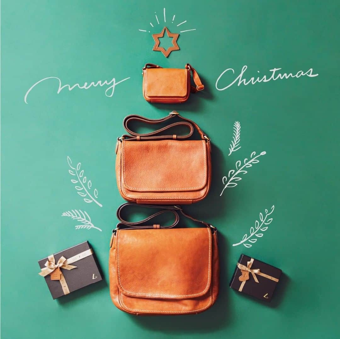 土屋鞄さんのインスタグラム写真 - (土屋鞄Instagram)「Merry Xmas！ショルダー3兄弟を並べてみると、なんだか革のツリーに見えてきませんか？🎄心温まる、素敵な一日をお過ごしくださいね。」12月24日 20時00分 - tsuchiya_kaban