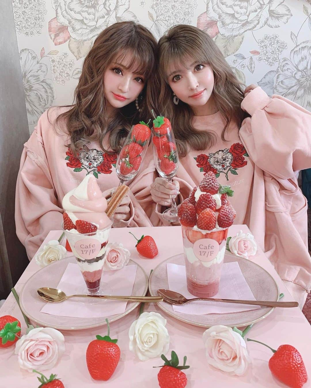 吉川ちかさんのインスタグラム写真 - (吉川ちかInstagram)「苺のカフェ🍓の時は リーナをおそろいで着ました🥺💓 (@rina__sakurai ) (@riina_couture ) . カジュアルだけど 可愛いトレーナーだよん🐯✨ ゆったりして可愛かった！ 苺ともバッチリ色合いが合ったよ🥺💓 . #🍓#苺パフェ#strawberry#苺スイーツ #カフェ#カフェ巡り #カフェ好きな人と繋がりたい #スイーツ#西早稲田カフェ #可愛かった#おそろコーデ #おそろいコーデ #双子コーデ」12月24日 20時00分 - yoshikawachika_1116