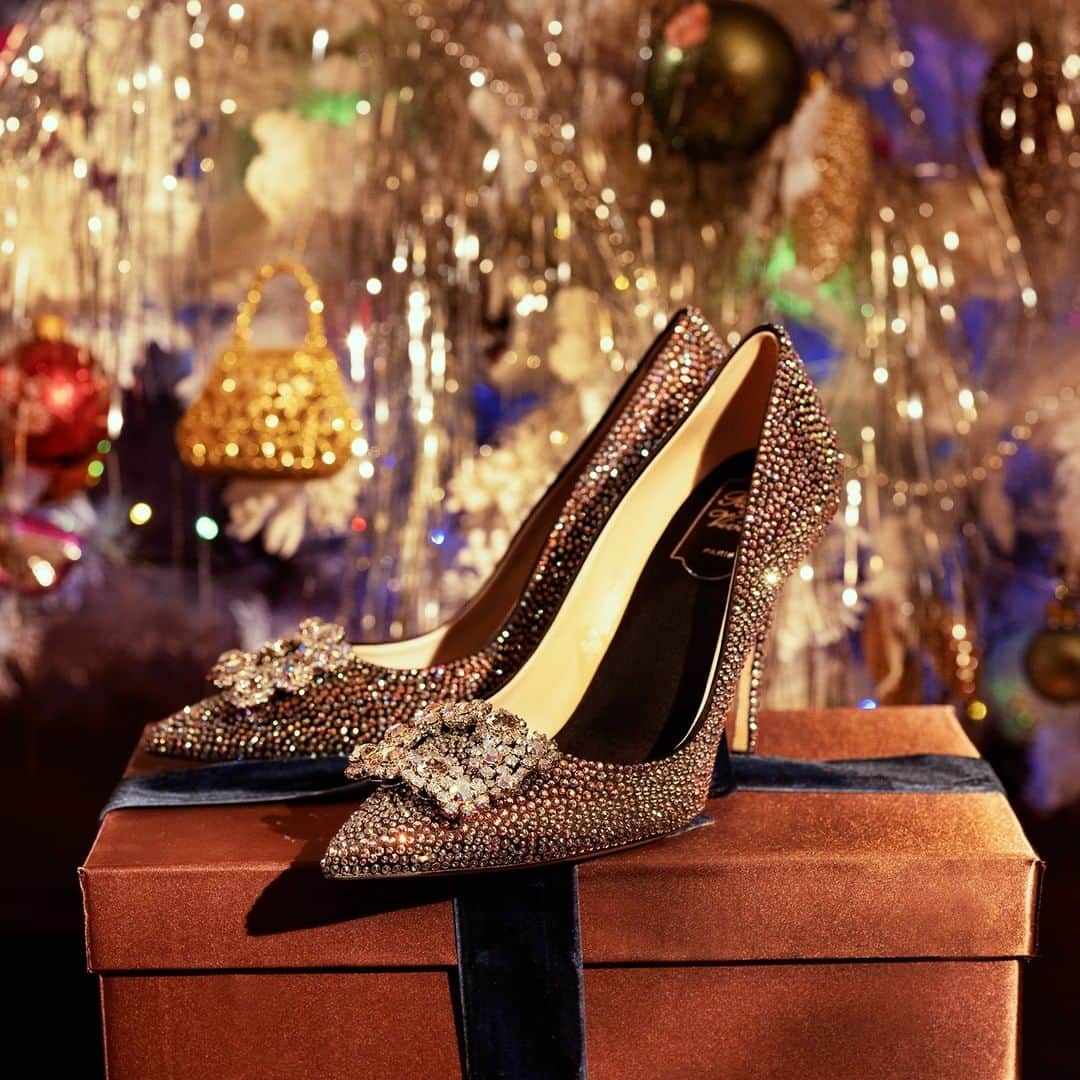 ロジェ・ヴィヴィエさんのインスタグラム写真 - (ロジェ・ヴィヴィエInstagram)「Entirely covered in crystals, the #FlowerStrass pumps by @GherardoFelloni are the ultimate show-stopping shoes for the festive season.   #RogerVivier #RVFW20 #GherardoFelloni   Discover the collection through link in bio or visit your nearest Roger Vivier boutique.   Photographer: @IlariaDatri_」12月24日 20時00分 - rogervivier