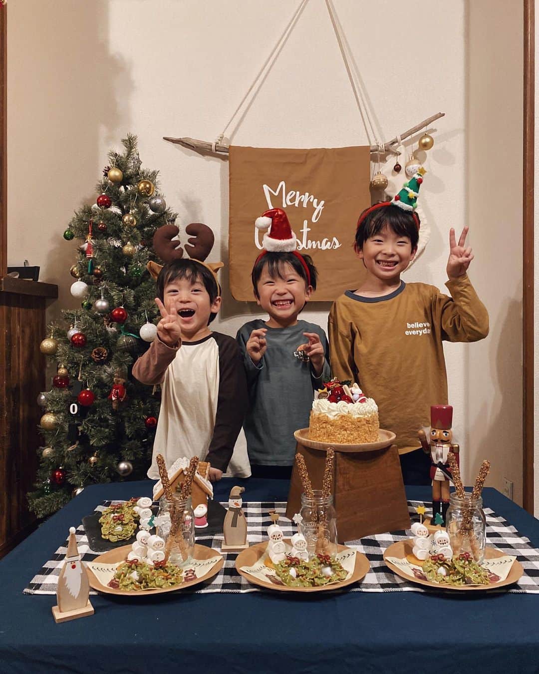 rats1316のインスタグラム：「・ メリクリ🎄🎁🎅🏼 ・ ・ ・ 楽しさが伝わる写真達👦🏻👦🏻👦🏻 この顔が見たかったのよー！ ・ ・ 楽しかったぁー！ ・ ・ ・ #christmas#クリスマスイブ#1224#クリスマスパーティー#札幌ママ#北海道ママ」