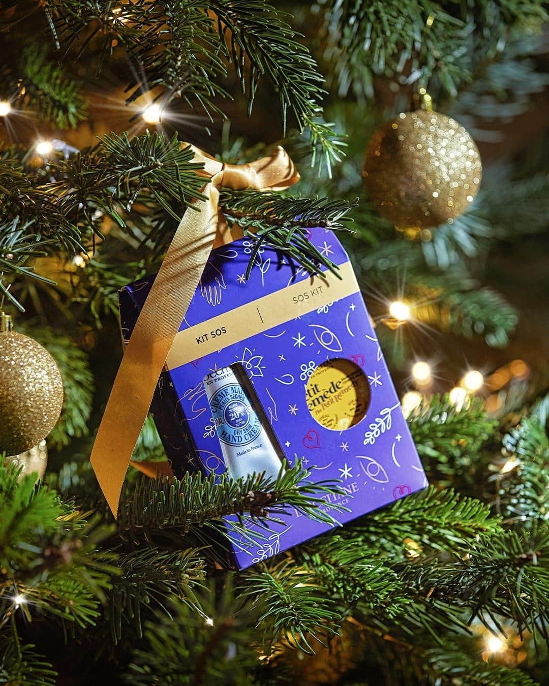 ロクシタンさんのインスタグラム写真 - (ロクシタンInstagram)「🎅 Tip from St. Nick: if all the stockings are stuffed, turn your tree into a treasure trove 💛⁣ ⁣ #Christmas #ChristmasTree #Decorations #Gift #Loccitane」12月24日 20時02分 - loccitane