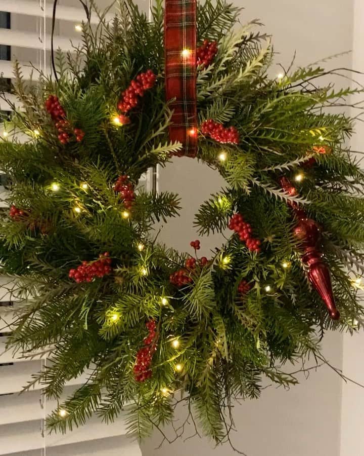 キム・ダヘのインスタグラム：「여러분 행복한 크리스마스보내세요 🎅🏼🎄 저는 하루종일 씻지도않고 누워있었어서 크리스마스인것도 까먹을지경이었지만... 캐롤틀고 리스달구... 동네에 산타할아버지 출몰한거보고 알았어요 캬캬... 집콕크리스마스 ❤️❤️❤️」
