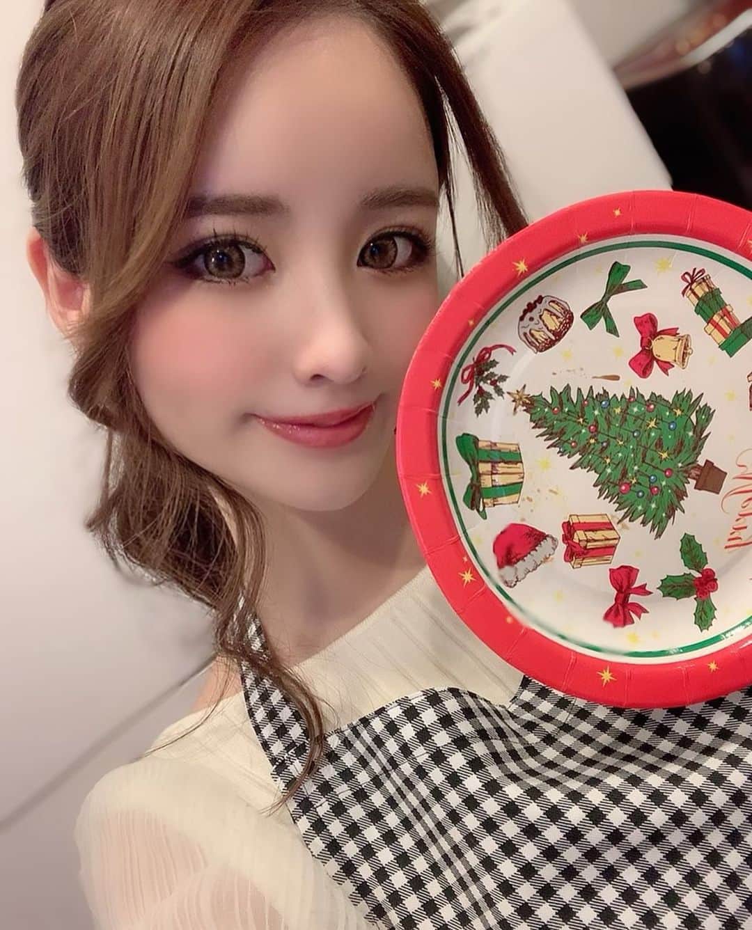 姫奈のインスタグラム：「. .  Christmas dinner 🍽❤️ . 今年も手作りおうちごはん😌 （ローストビーフ買ったのは内緒🤫笑） パン🥐も用意してたのに 旦那氏からの『👨🏾‍🦱お腹すいた〜』に 焦りまくって出し忘れ🥲😂 いつも完食してくれてありがとう♡ . クリスマスケーキは買ったやつだけど 美味しすぎて🤤甘党なんです🤤♡ 今年のクリスマスも家族三人でしたとさ👨🏾‍🦱👦🏻👩🏻‍🦰💓 . . #クリスマス #クリスマスご飯 #クリスマスディナー #christmas #xmas #dinner #🎅🎄🎁」