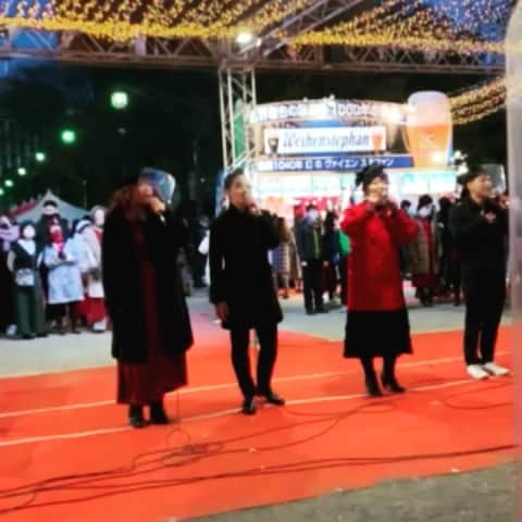 のインスタグラム：「12/25Fri #ChristmasGarden2020 最終日です！ 芝公園第４号地広場にて開催されているクリスマスマーケット🎄🧑‍🎄　 14:15からと16:00からの2セット #有坂美香and TheSunshowersで出演します❣️ 観覧無料です♫♫♫♫♫♫♫♫  世界のクラフトビール ホットワイン、クリスマスマーケットが沢山♫ ぜひお越しくださいませ❤️🎅  https://christmasgarden.jp  ＊見えにくいですが、この様に、マイクを持つ人はマイクシールドを着けて、それ以外の出演者ははマスク着用で歌ってます！ #有坂美香 #クリスマスガーデン #港区 #港区観光大使」