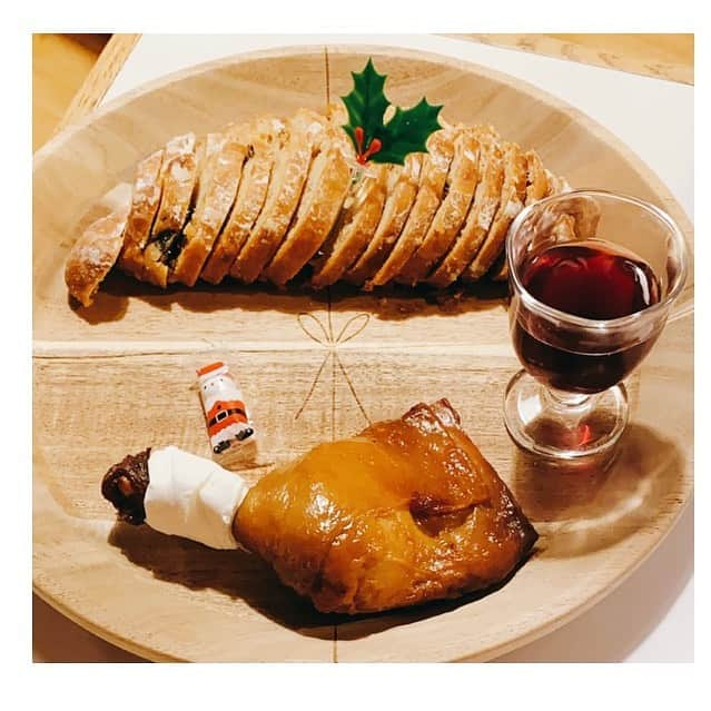 大和悠河さんのインスタグラム写真 - (大和悠河Instagram)「Merry christmas✨🎄🍷お気に入りの🍗🎀熨斗の木のお皿🤶🎁🎉 silent night christmas I’ll Be Home For Christmas. . . . #大和悠河　#yugayamato #熨斗  #シュトーレン  #赤ワイン　#チキン #サンタさん　#christmas  #silentnight   #silentnightholynight  #silentnight2020」12月25日 1時37分 - yugayamato