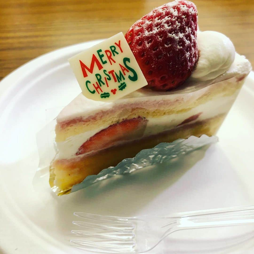 イモトアヤコさんのインスタグラム写真 - (イモトアヤコInstagram)「・ #ロケ先で #クリスマスケーキ頂きました #お久しぶりのショートケーキ」12月24日 20時14分 - imotodesse