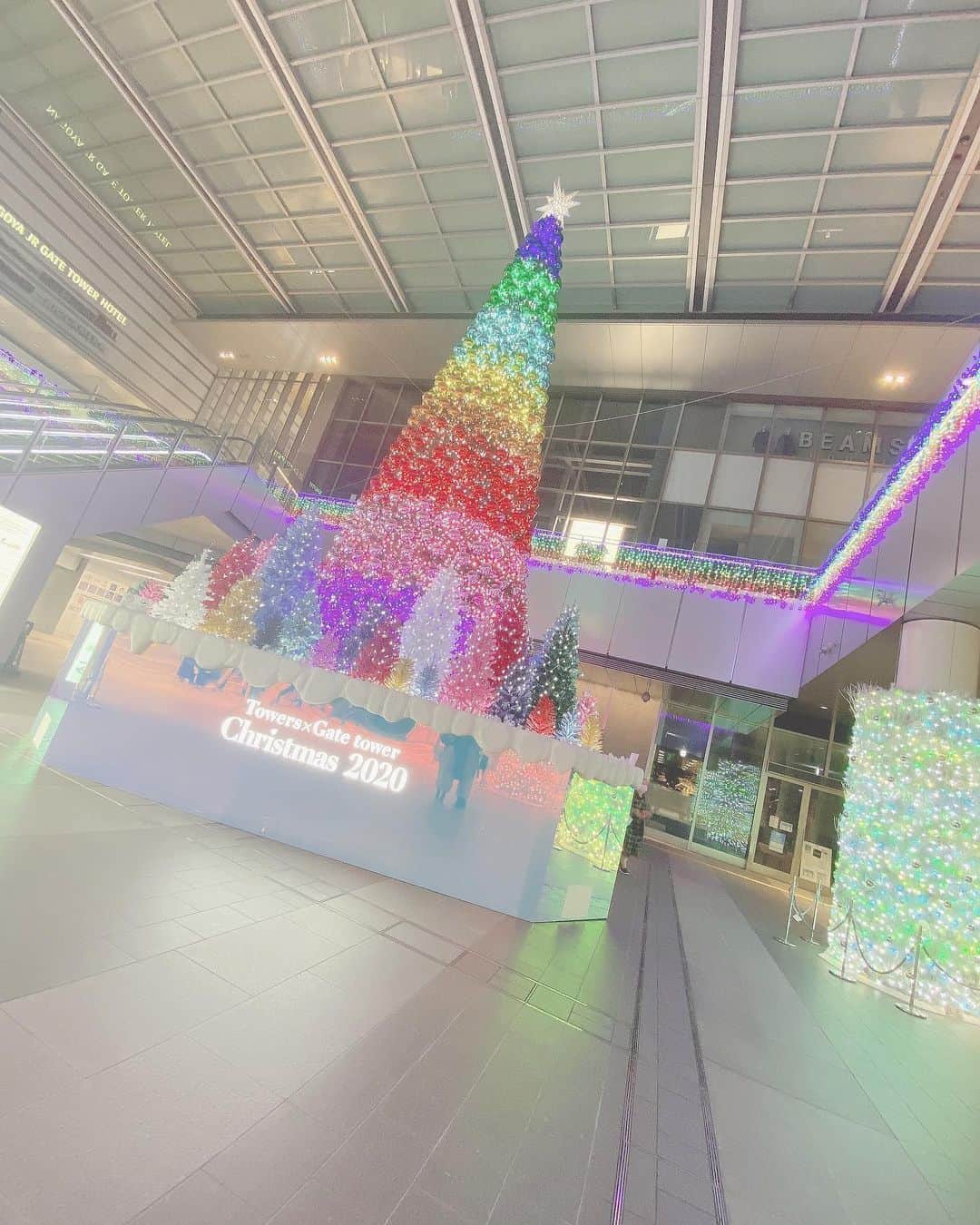 ぴよさんのインスタグラム写真 - (ぴよInstagram)「今日は #クリスマスイブ 🎅なので、 #クリスマス ぽい写真がないかと探してみたけど あんましなかった、、、、 . #名古屋駅 で撮ってた #クリスマスツリー 🎄 綺麗だねえええ。 . やっぱり #イルミネーション 良いですなあ！ 冬のイルミネーションめちゃ好き🤍 . #もえちゃん日記  #お出かけもえちゃん  . #名古屋  #イルミネーション2020」12月24日 20時14分 - _piyogram_