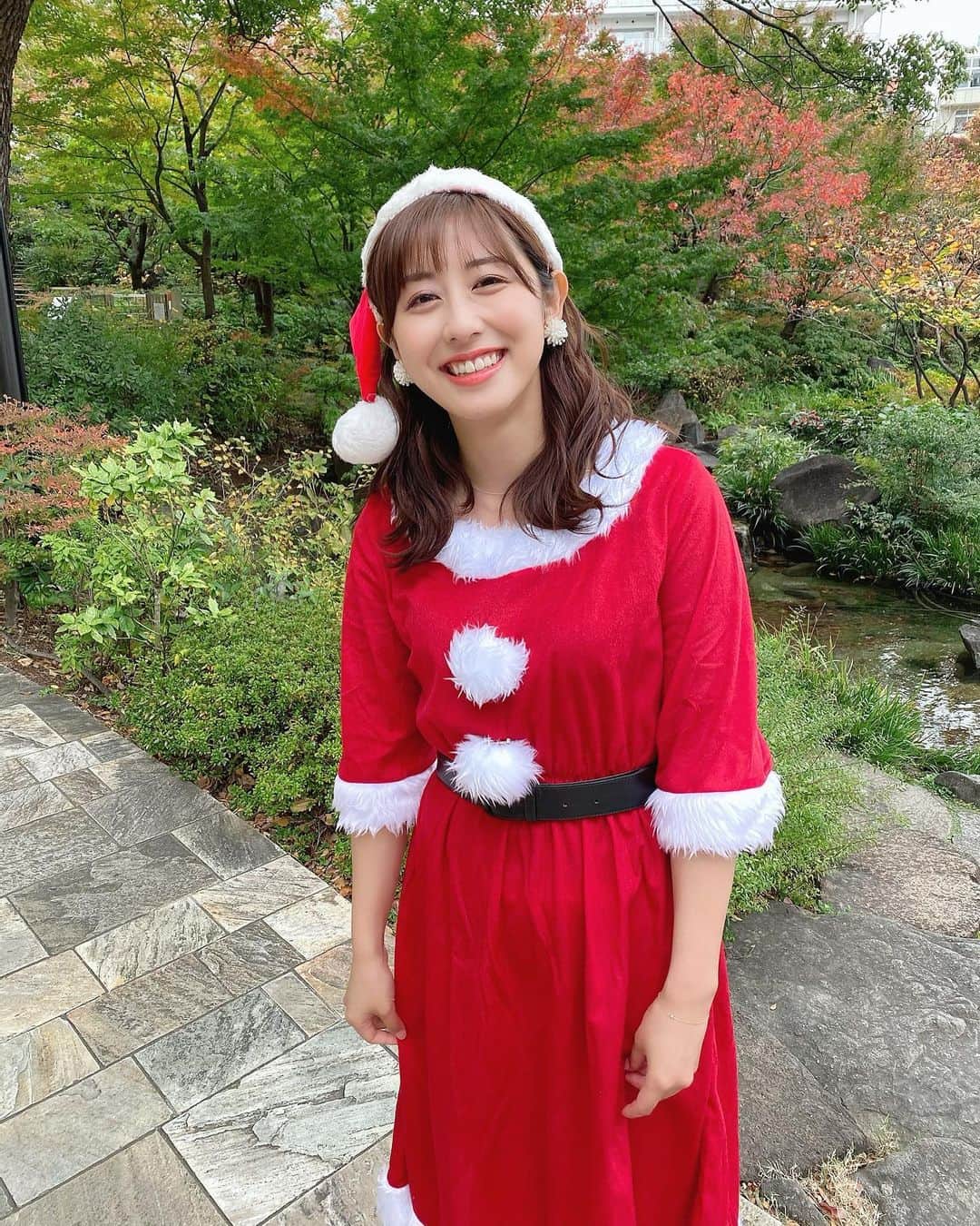 のインスタグラム：「クリスマスイブですね🎄✨ . イルミネーションの効果もあってなのか 街中が少しふわっと暖かい雰囲気になる気がする☺️ . . #12月 に #入った途端 から #毎日 #クリスマスソング  #聴いていました #クリスマスソング大好き #でも やっぱり #今日聴くのが一番ね #明日 は #YouTube生配信 #みてね . . #斎藤ちはる#テレビ朝日アナウンサー#テレビ朝日#テレ朝#アナウンサー#クリスマス#クリスマスイブ#クリスマスイヴ#イブ#サンタコス#サンタクロース#サンタさん#サンタコスプレ#christmas#christmaseve#santa#santaclaus#🎅#メリークリスマス」