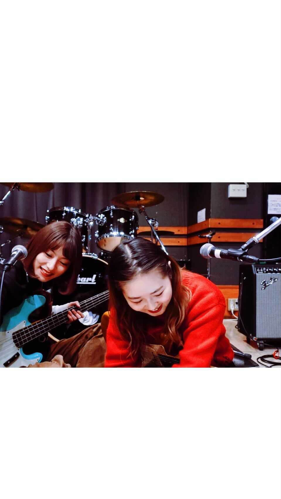SHIZUKAのインスタグラム：「. Happy Christmas y’all👼🎄 What do you wish for Christmas? Is Santa coming to my house tonight????? . メリークリスマス！！ みお @12miooooopy とお馴染みののやつ演奏したっ サンタさん来るといいねー？  #pitbullstrings @pitbullstrings」