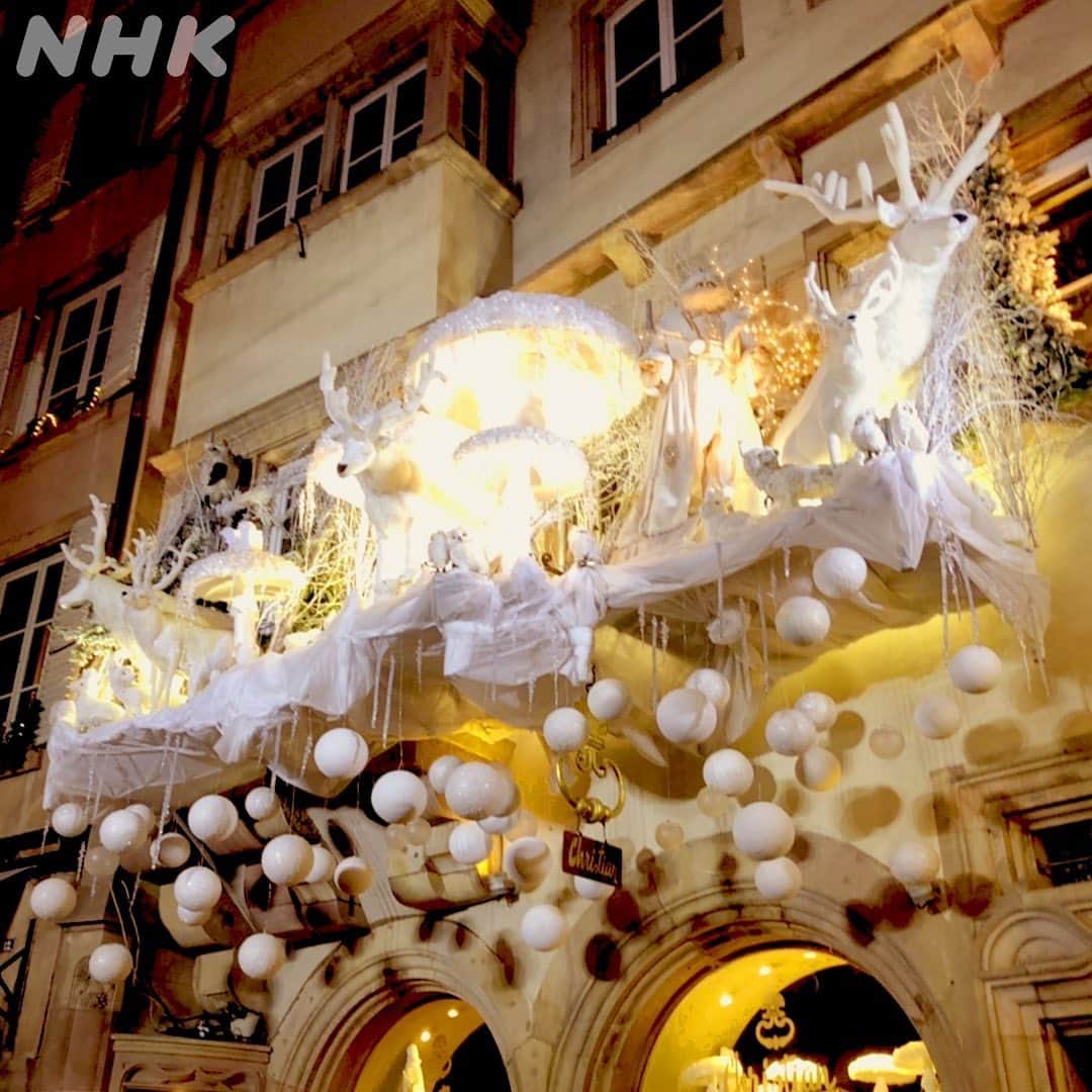 NHK「世界はほしいモノにあふれてる」さんのインスタグラム写真 - (NHK「世界はほしいモノにあふれてる」Instagram)「＼妄想世界旅！1st DAY Alsace🎄／  今夜から、インスタ限定！妄想！世界旅行へ✈️  初日は、フランス🇫🇷アルザスのクリスマスへ！ クリスマスに飾るモノといえばモミの木。 その世界最古の記録が残るのがアルザスなんです🎄✨  街を歩くと、 至るところにクリスマスのディスプレイが🎅 クマのぬいぐるみが飾られているのは、 レストランの建物🍀街がまるごとメルヘン✨  ゴハンは、アルザス名物パンデピスを調達✨ パンデピスは、香辛料を使ったパン。 チキンやフォアグラと一緒に食べるのも 美味しいんだとか！……食べたい…🐶  泊まるのは、 トナカイをディスプレイしているこのホテル。 なんと、このトナカイ…動きました😳 でも…雨が降ったら、どうなるんだろう…🧐  メルヘンな建物が残り、歩くだけでも楽しい アルザスのクリスマス🎄 いつか…行ってみたいですね🇫🇷 今回は、以前番組でアルザスに訪ねたときの 写真からお送りしました！ さぁ次なる旅先へ✈️次回は…絶品スイーツ🍰！  多くのリクエスト、ありがとうございました🎁 一つ一つ読ませていただき、旅先を決めました！ 次回もお楽しみに！  #nhk #せかほし #22時30分　#番組次回は年明け  #クリスマス #クリスマスプレゼント #クリスマスツリー #クリスマスオーナメント #フランス　#france #パリ　#Paris  #鈴木亮平　#JUJU　#神尾晋一郎 #世界はほしいモノにあふれてる #sekastagram」12月24日 20時10分 - nhk_sekahoshi