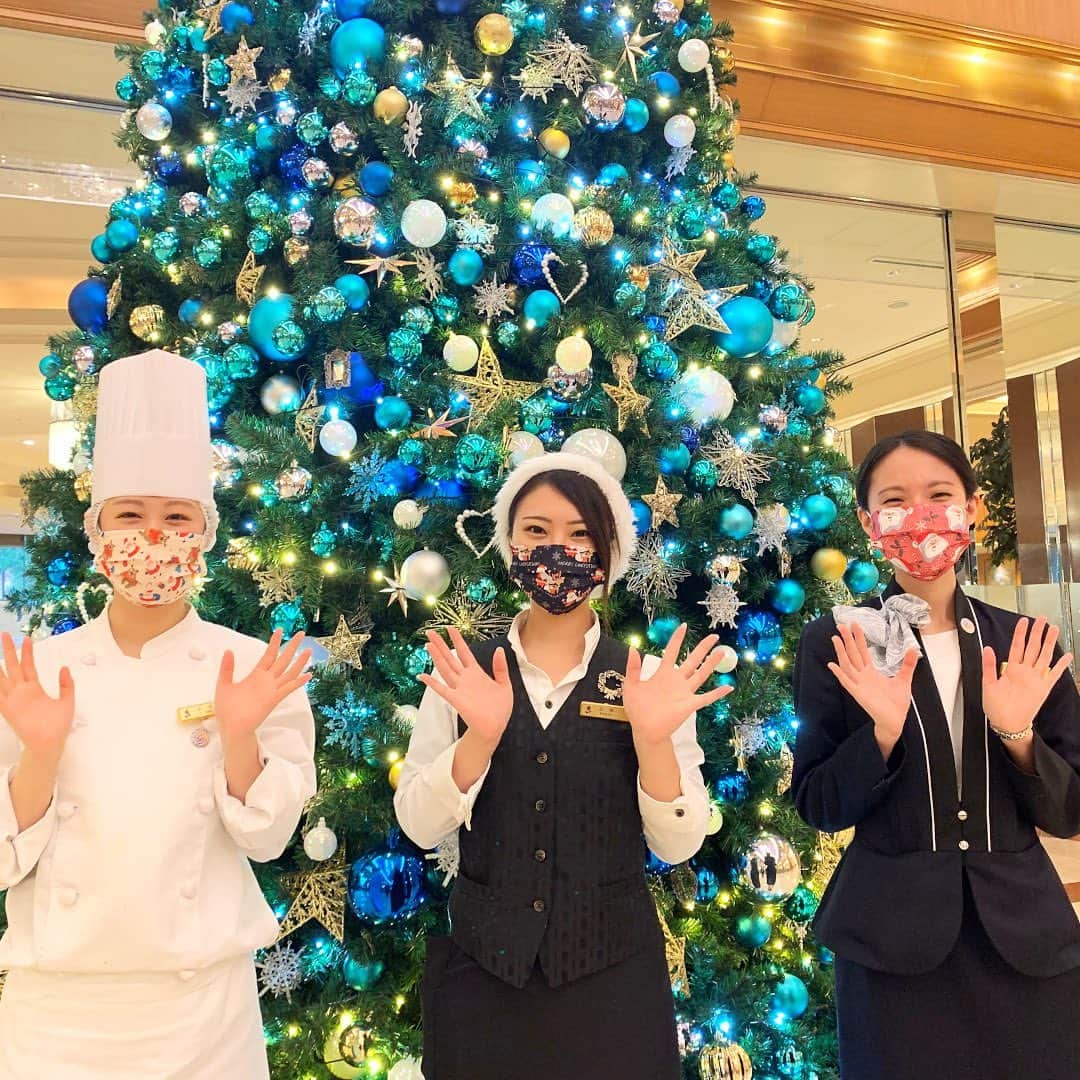 ロイヤルパークホテルさんのインスタグラム写真 - (ロイヤルパークホテルInstagram)「＼クリスマスイヴ🎄✨／﻿ Merry Christmas♪﻿ クリスマスの2日間、可愛らしいクリスマス仕様のマスクをつけてスタッフが皆様をお迎えしております。﻿ ﻿ ﻿ #ロイヤルパークホテル #ロイヤルパーク #ロイヤルパークホテル水天宮 #ロイパ東京 #水天宮 #人形町 #日本橋 #粋な街の意気なおもてなし #オトナ女子 #クリスマスイヴ #クリスマス飾り #クリスマス仕様 #クリスマス限定 #クリスマスイベント #クリスマスキャンペーン #インスタグラムキャンペーン #インスタキャンペーン #キャンペーン実施中 #キャンペーン開催中 #映え #映え写真 #映えスポット﻿ #royalparkhotel #royalpark #royalparkhoteljp #royalparkhoteltokyo #ChicTokyoStay #nihonbashi #thepreferredlife #ipreferrewards」12月24日 20時11分 - royalparkhotel.tokyo