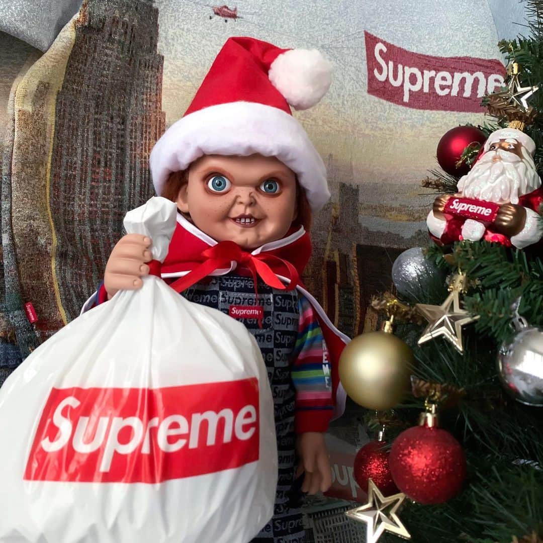 Supreme Mihoのインスタグラム：「✨🎄✨ ✩ Merry Christmas🎅🏼🎄 ✩ Wishing your family peace and love at Christmas and always❤️ ✩ @supreme_leaks_news @supreme__hustle @dropsbyjay @supcommunity @strictlypreme @mrbld @suptalk  #supreme #supremenyc #supremenewyork #supremejapan #supremeheat #supremeteam #supremegirl #supremechucky #chucky #hypeaf #hypefeet #streetwear #streetstyle #boxlogo #streetfashion #streetgirl #xmas #シュプリーム #チャッキー #クリスマス #ストリートファッション #ストリート #クリスマスツリー」