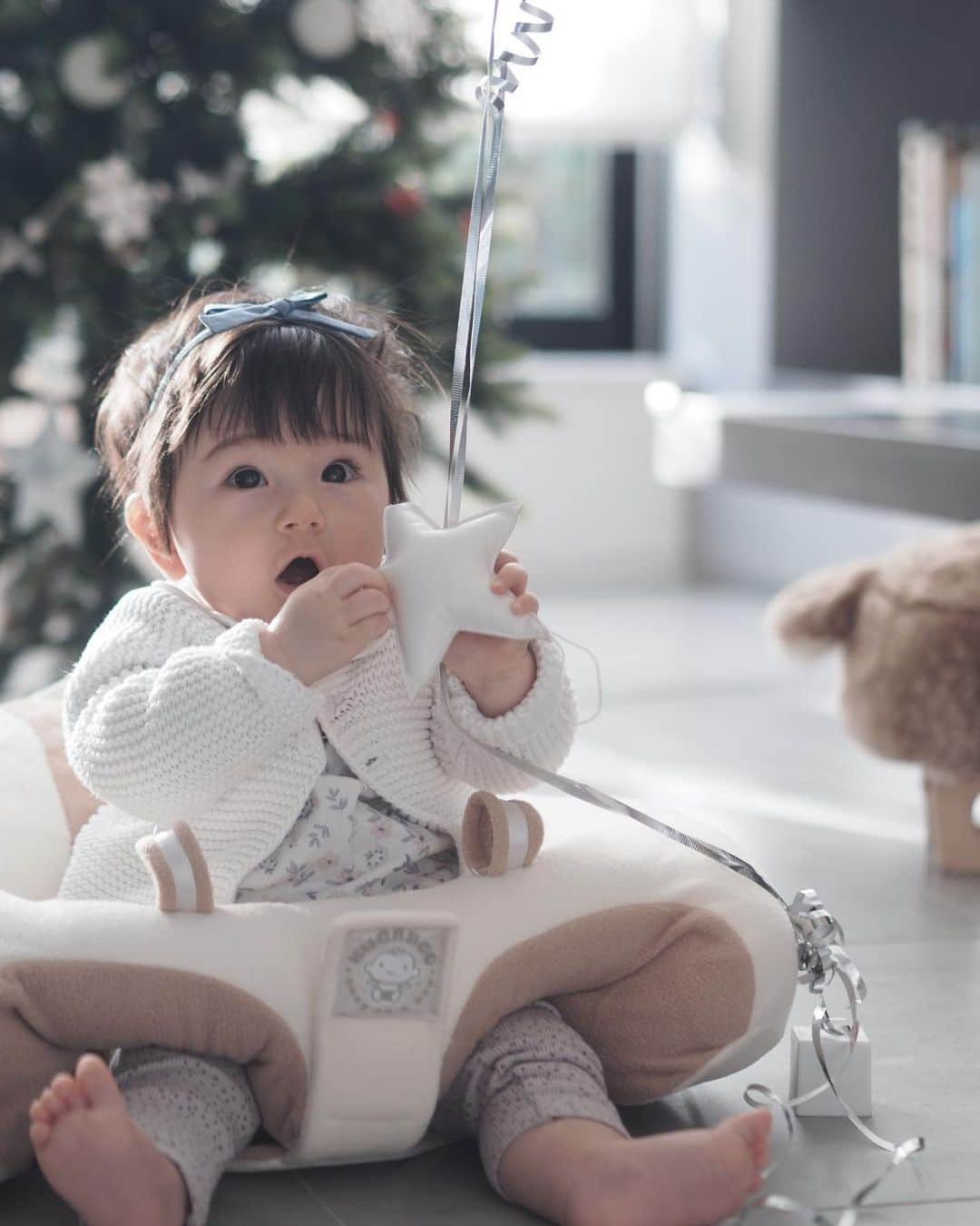 大橋菜央さんのインスタグラム写真 - (大橋菜央Instagram)「Ann loves sitting up with a Hugaboo char💫﻿ ﻿ ﻿ ﻿ Hugabooでのお座りが上手になって﻿ どこでも一緒に遊びやすくなってきたAnn﻿ ﻿ Miaが絵を描くと一緒に眺め🖍﻿ ツリーの装飾をいじりだすと一緒にオーナメントを手に取り﻿ 何でもかんでも参加するのが嬉しいよう👶🏻♡﻿ ﻿ 360度ぐるりとクッションでずり落ちたり前に倒れる心配のないHugaboo﻿ 新色の”クレームブリュレ”カラーはインテリアに馴染みやすく﻿イベント毎の撮影にも主張しないので大活躍🎄﻿ ﻿ さて今夜はサンタさんがくるかな🎅💫﻿ ﻿ ﻿ ﻿ ribbon @caro_tokyo ﻿ cardigan @petitbateau_jp ﻿ ﻿ #cunaselect #cunaselectlife #クーナセレクトライフ #クーナセレクト #生後6ヶ月 #生後半年 #6mnthsold #おかっぱ赤ちゃん #5月28日生まれ #えくぼちゃん #ハーフベビー #令和ベビー #annbabyliving」12月24日 20時12分 - naoliving