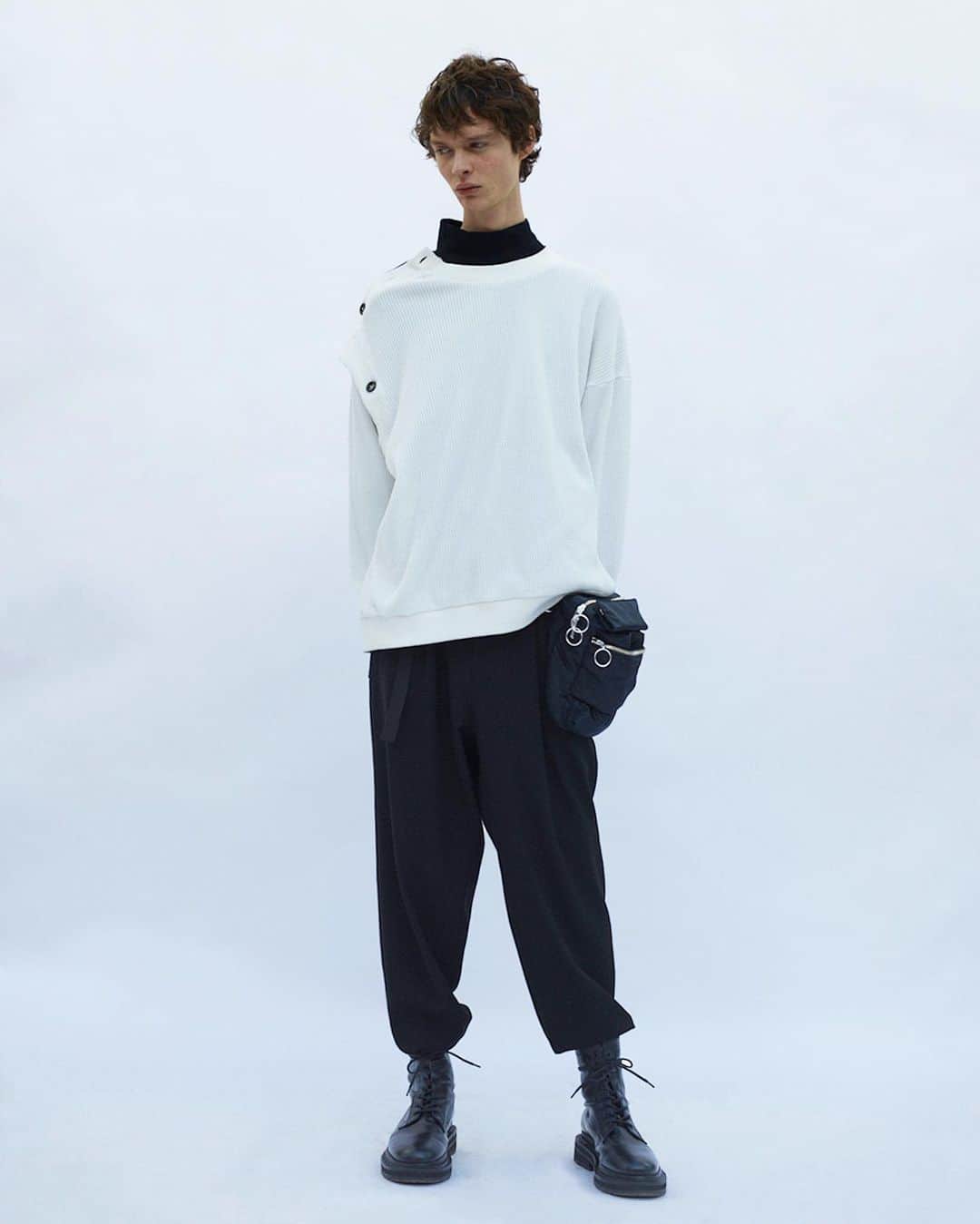 ウィザードのインスタグラム：「2020 FALL WINTER COLLECTION “Metropolis Noise Laboratories"  ・BUTTON DETAIL WAFFLE 20/-糸の吊り編みのビックワッフルを使用。素材の特徴的な凹凸はローゲージニットのような雰囲気を持っています。  ・HIGHTI NECK L/S T-SHIRTS コーマ糸を使用し度詰めした30/2の天竺はコシがありながらもソフトな風合いが特徴です。身頃から袖のパーツが一体となったドルマンシルエットはストレスのない着心地を確保します。  ・COOK EASY PANTS 優れた吸湿発熱と保温機能を持ち合わせたSOFTTHERMOを使用した機能ツイル素材を使用。  ・PADDING SHOULDER BAG MA-1の生地を使用した、中綿入りスモールショルダーバッグ。  https://wizzard.stores.jp/  #wizzard_fac  #wizzard  #fashion  #tokyofashion  #streetfashion  #fashionphoto #designersbrand  #domesticbrand  #mensfashion #メンズファッション #ファッションブランド #ウィザード #ワッフルカットソー #イージーパンツ  #コックパンツ」
