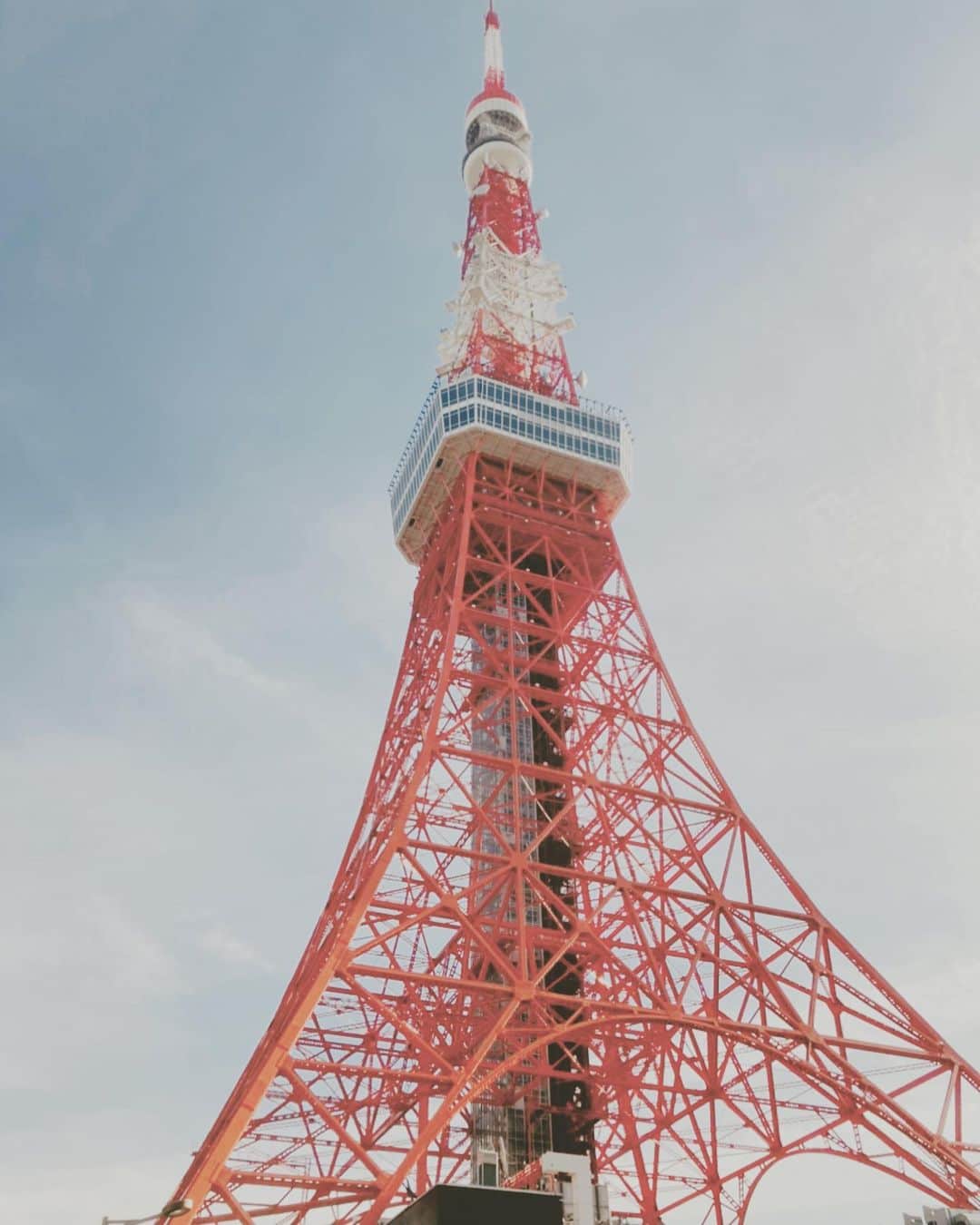tomiさんのインスタグラム写真 - (tomiInstagram)「大阪から上京して今年で10年目の年でした。 上京してすぐに1人で東京タワーに行き、何があっても絶対に帰らないと決めたあのときから10年。  その当時思い描いていた理想とは違うし、思い通りにならないことばかりだったけど、 遠回りをしたからこそ自分の人生を愛おしく思えるようになったし、かけがえのない大切な人たちとの出会いに感謝しながら日々を大切に過ごしていたりします。  「人は一人じゃ生きられないから、支えてもらえるような生き方をしなさい」 そんな父の教えが染みる年齢になりました。 また10年後、東京タワーに行ってみようかなあ。  #tokyo #tokyotower」12月24日 20時13分 - tomi_necostagram