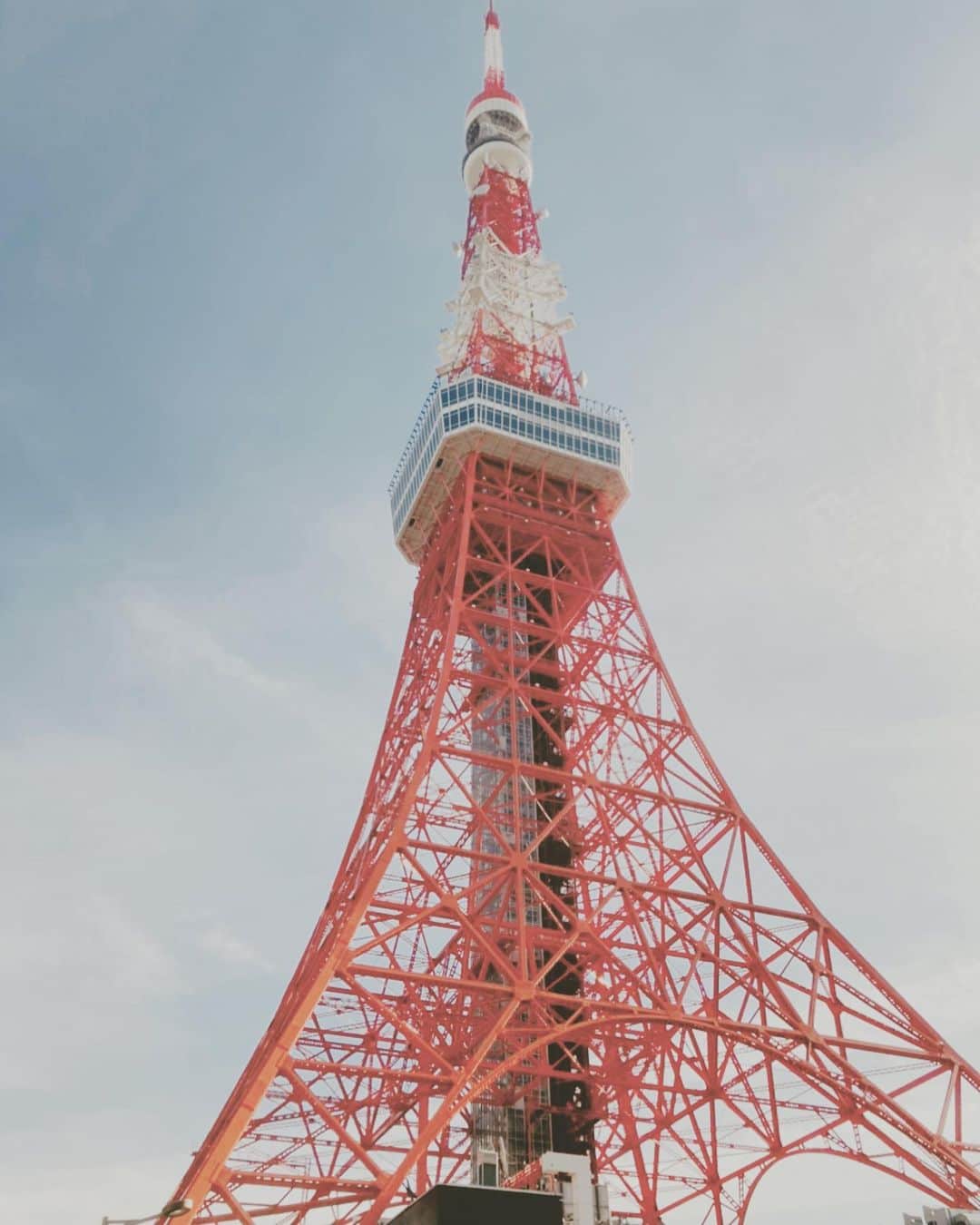 のインスタグラム：「大阪から上京して今年で10年目の年でした。 上京してすぐに1人で東京タワーに行き、何があっても絶対に帰らないと決めたあのときから10年。  その当時思い描いていた理想とは違うし、思い通りにならないことばかりだったけど、 遠回りをしたからこそ自分の人生を愛おしく思えるようになったし、かけがえのない大切な人たちとの出会いに感謝しながら日々を大切に過ごしていたりします。  「人は一人じゃ生きられないから、支えてもらえるような生き方をしなさい」 そんな父の教えが染みる年齢になりました。 また10年後、東京タワーに行ってみようかなあ。  #tokyo #tokyotower」