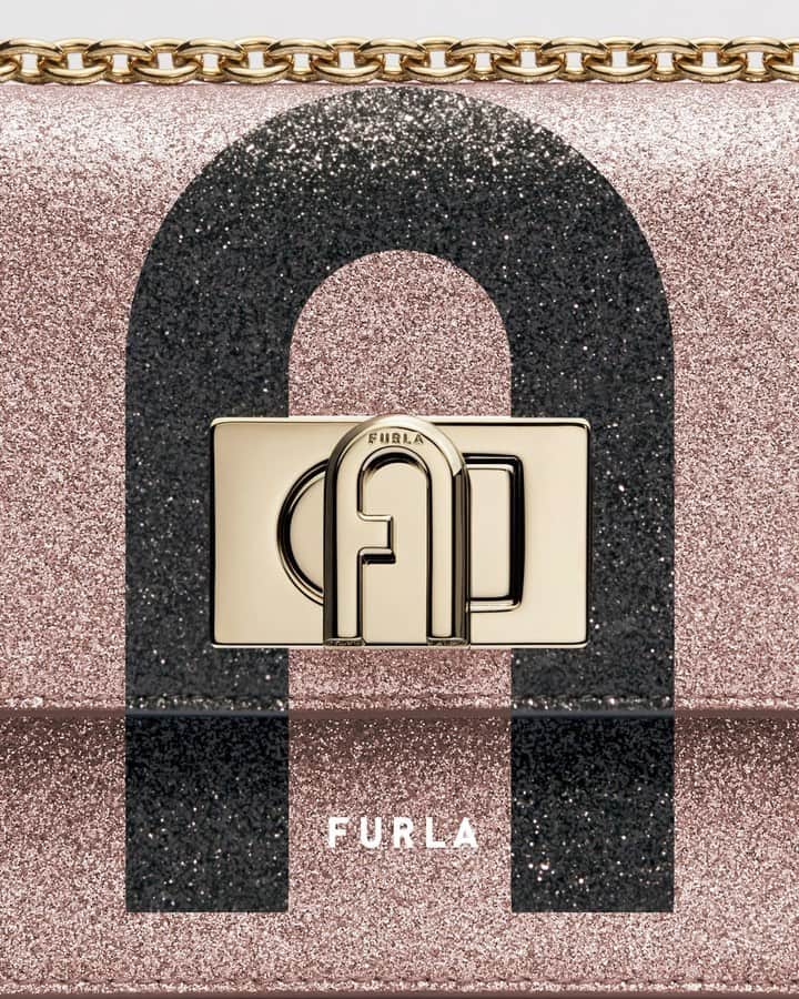フルラのインスタグラム：「Glitter in the air. Getting ready for Festive times with the Furla 1927.  #thefurlasociety #furlafeeling #furlagift #newcollection #furla #accessories #fashion」