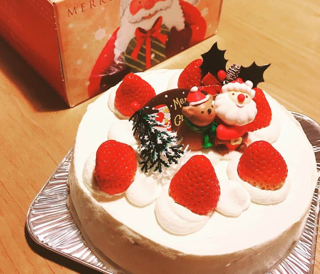 株式会社 創建さんのインスタグラム写真 - (株式会社 創建Instagram)「今夜はクリスマスイブ🎄 コロナ禍で静かに家で過ごす方も多いみたいですね。  私は平日だしなーんにも用意してない、ヤバーイ、と思っていたら 創建で毎度恒例、クリスマスケーキ🎂を貰えて家族と美味しく頂きました😋  それでは良いクリスマスをお過ごしください。 Merry Christmas🍾  ❄︎ ❄︎ ❄︎ ❄︎ ❄︎ ❄︎  写真は『扶桑の家』です。」12月24日 20時20分 - kksoken