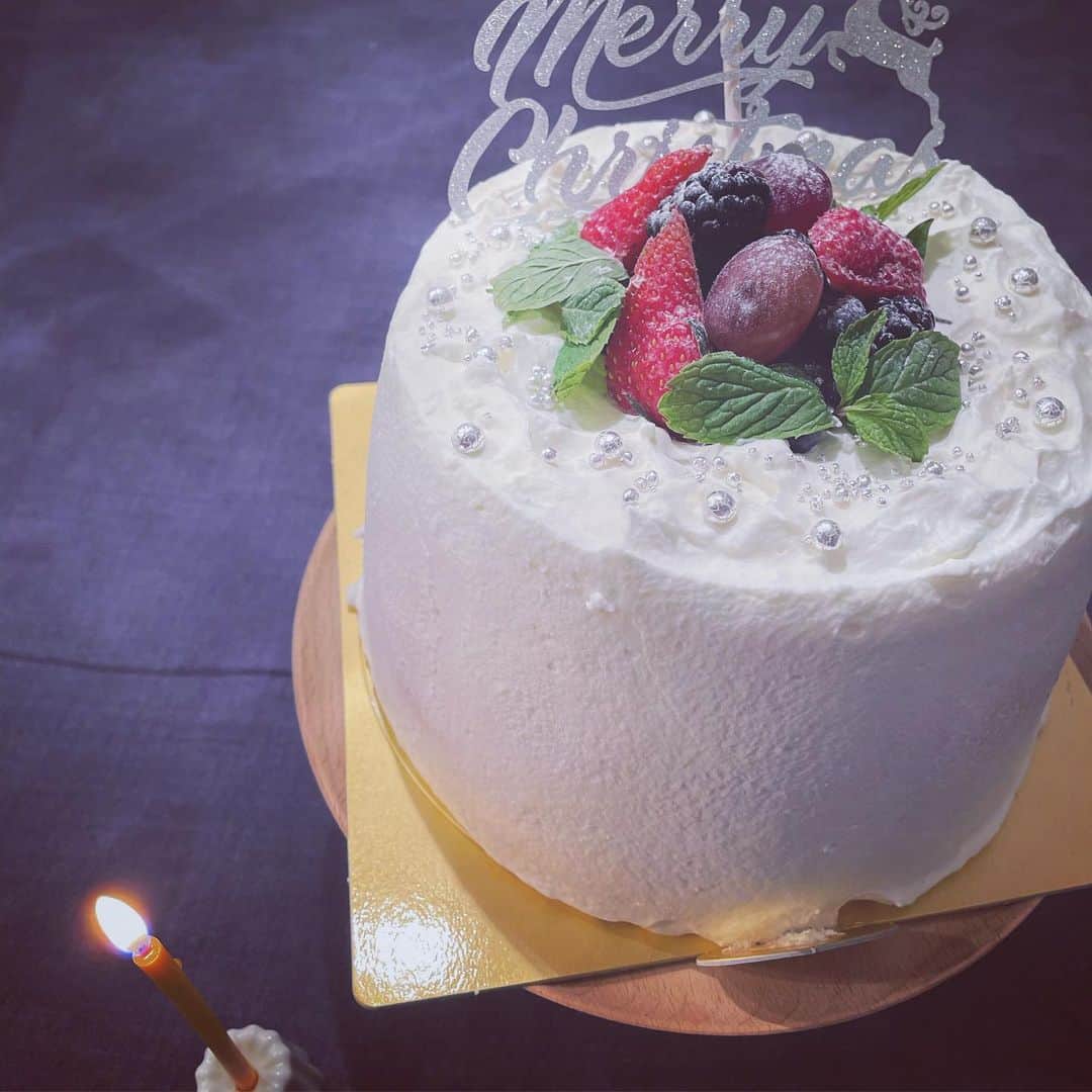 上村若菜のインスタグラム：「. Merry Christmas🎄  今年のクリスマスケーキはシフォンケーキに🎂 皆さまも素敵なクリスマスをお過ごしくださいね🎁 . #クリスマスケーキ #クリスマス #顔中クリームだらけだったふたり👦👦 #今年はあと2回ケーキを食べる予定🙄」