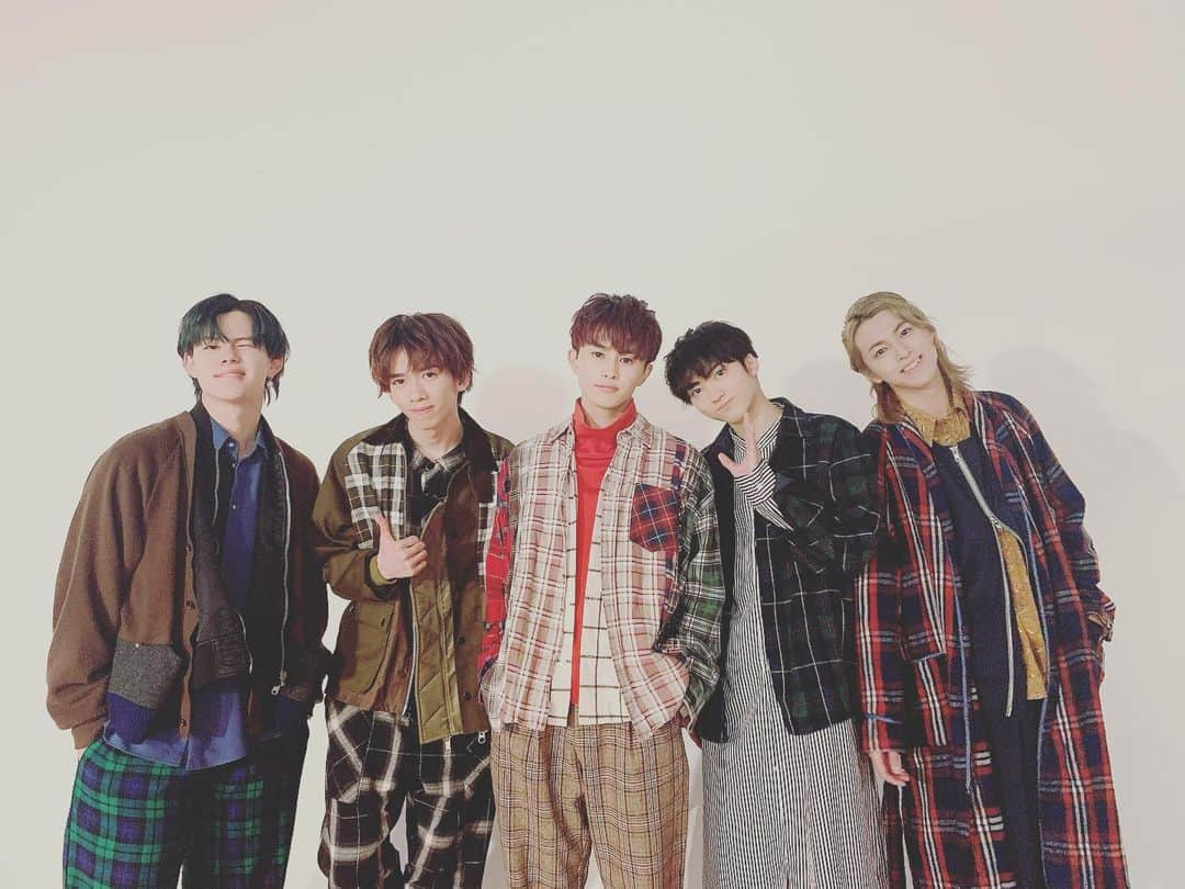 ジュノン編集部さんのインスタグラム写真 - (ジュノン編集部Instagram)「JUNON2月号発売中！！！ and メリークリスマス🎅🎄🎁  超特急さんには毎年恒例の2021年の一文字を書いてもらいました☺︎ どんな文字かは誌面をチェック✨  さ、そして明日から27日まで超特急のオンラインライブ『Superstar』が開催されますよ！！ ドキドキのワクワクですよ💗  #超特急 #JUNON2月号発売中 #オンラインライブ『Superstar』は明日12月25日から3日間開催 #楽しみしかない #どんな超特急に会えるのか #勝手に妄想しながら #いまからスタンバイしときます #きっと彼らはやってくれますよ #画面越しでも元気くれますよ #オンラインライブ気になる方は超特急オフシャルHPをチェック #JUNON2月号もぜひチェックしてくださいー！ #がんばる日々のお供にJUNONを☺︎」12月24日 20時22分 - junon_jp