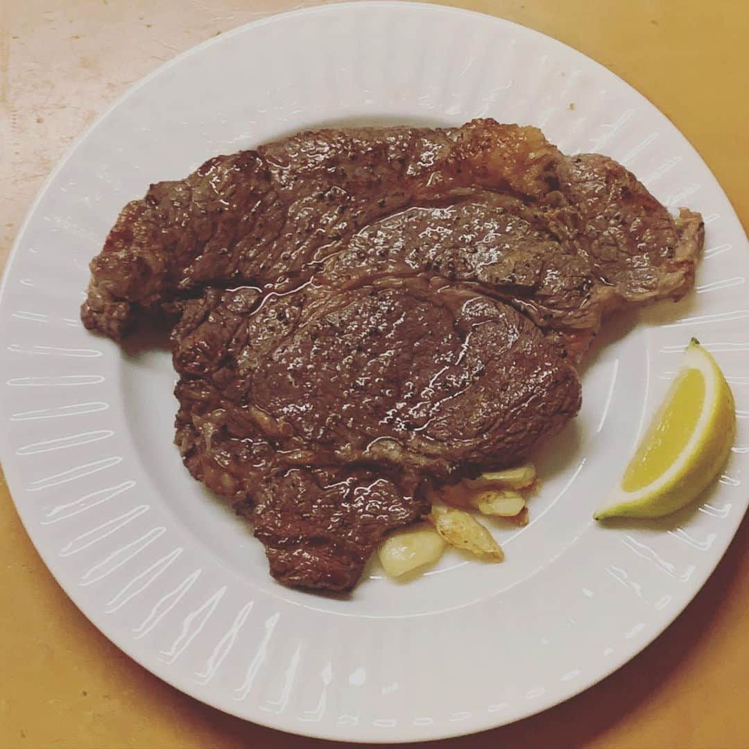 中山祐一朗さんのインスタグラム写真 - (中山祐一朗Instagram)「ステーキ、レア、アメリカっぽい感じでシンプルにお家で焼き上げました。」12月24日 20時31分 - yuurou99