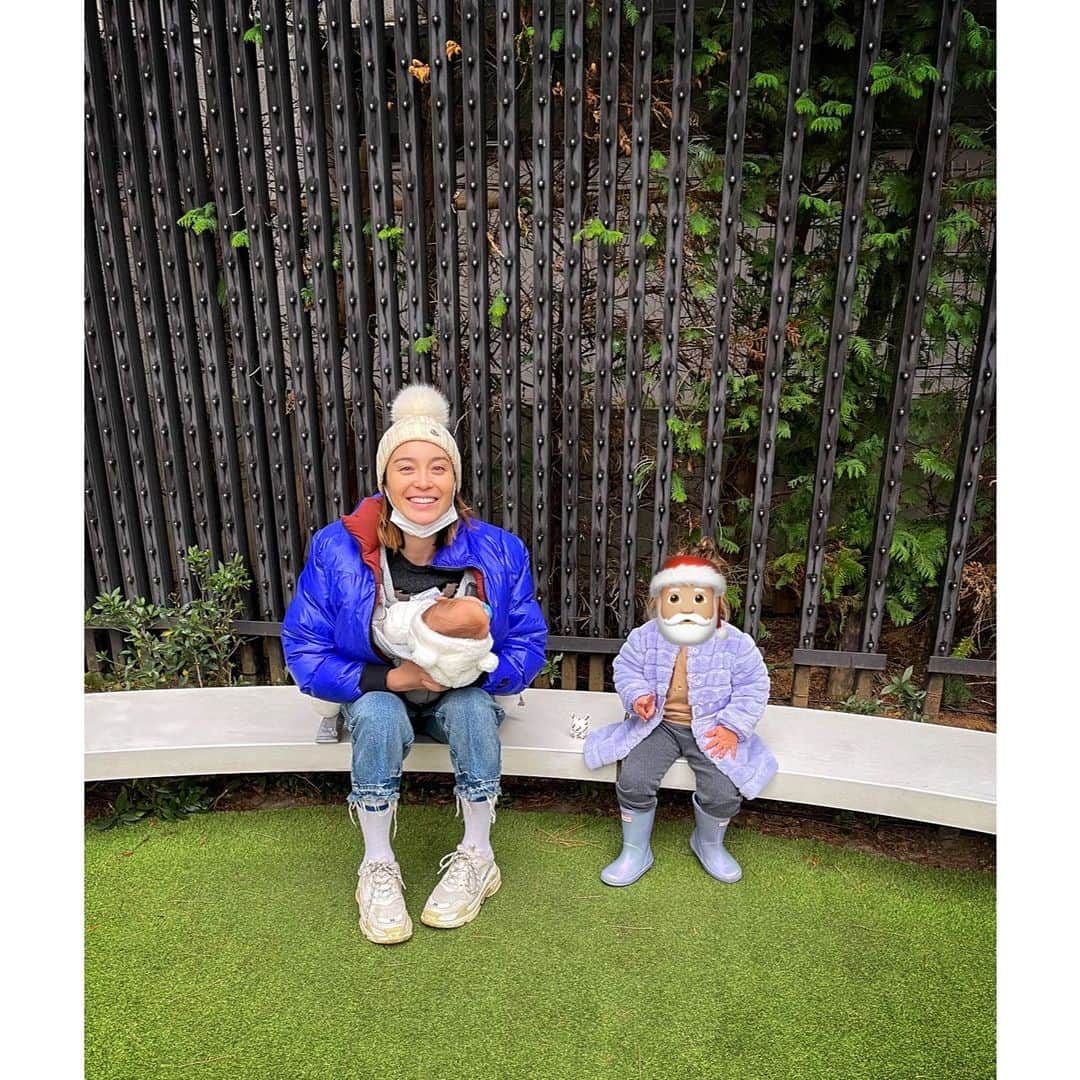 エミ・マイヤーのインスタグラム：「Merry Xmas from the babies and I 🥸🤣 Wishing you a safe holidays with the ones you love #メリークリスマス !」