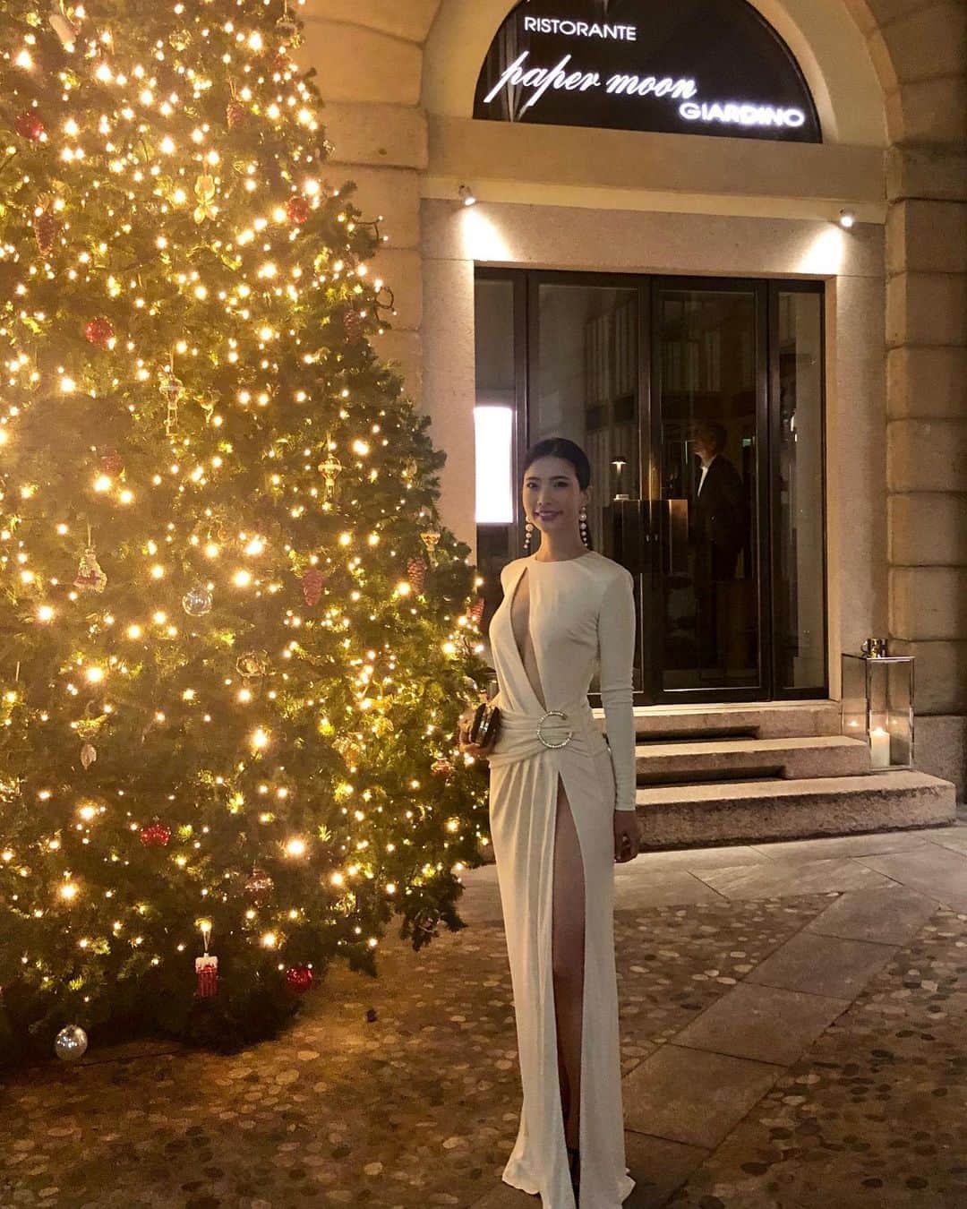 工藤沙織のインスタグラム：「Happy Merry Christmas🎄 .  クリスマス感あることをする予定は今年はないので、昨年のミラノのレストランの前で撮った写真をプレゼント❤️こういうデザインのお洋服は海外でたくさん着たいタイプ🌹  皆さんにとって素敵なクリスマスになりますように。  #merrychristmas #xmas #japanesemodel #model #クリスマスイブ #xmaseve #クリスマス #elegance  #エレガント #ロングドレス #eveningdress #elizabettafranchi  #エリザベッタフランキ」