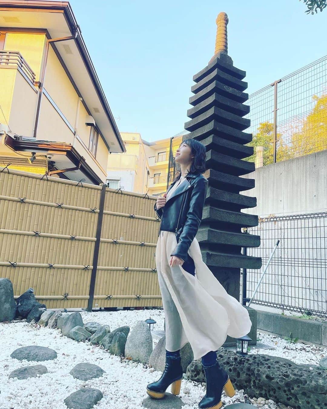 辻野かなみのインスタグラム：「❤︎﻿ ﻿ 👗#かなみしふく﻿ ﻿ 昨日、生配信を行ったスタジオがオシャレだった〜☺️﻿ ﻿ なんか、旅行に行ったみたいな雰囲気でてる😄﻿ ﻿ スタジオの中はクリスマス仕様に🎅﻿ 可愛かったな〜🎄💓﻿ ﻿ 皆さんは、どんなクリスマスイブをお過ごしですか〜？🎁﻿ ﻿ ﻿ outer #eimy﻿ shirt #beams﻿ shoes #moussy﻿ ﻿ #ファッション#fashion ﻿ #instagood #instalike #followme﻿」