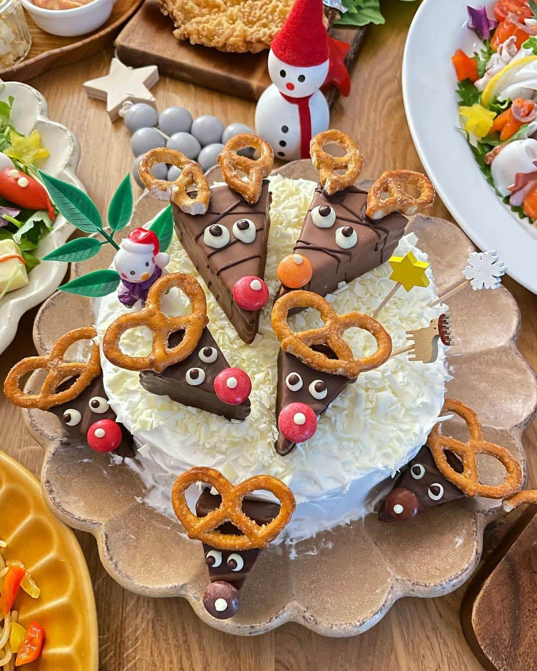 ｒｉｉさんのインスタグラム写真 - (ｒｉｉInstagram)「2020.12.24 . . merry🎄Christmas🎅 . . 我が家も無事にChristmasを迎える事が出来ました🦌 . . みやぞんの手作りケーキも完成🧁 ガトーショコラに生クリームを塗って 削ったホワイトチョコを乗せて 私が作ったトナカイチョコを飾ってあげました🦌 . . 念願のモスチキンはトナカイに変身させて いつもの @teraoka_organic_farm さんのお野菜を使ってリースサラダと パスタも作りました . . 娘っちリクエストのオープンサンドと わたしの大好物のお刺身もツリーに見立ててみました🎄 . . 大好きなお刺身に合うお醤油も@teraoka_organic_farm さんのを使ってます 濃厚で美味しいのでお刺身が好きな方にはオススメです🐟 . . @teraoka_organic_farm さんの定期購入のお野菜は 備考欄に「 @yur_rii 」と記入頂くと ３ヶ月以上の定期購入で初回無料となるクーポン有りです 興味のある方はぜひ🙋🏼‍♀️ . . 久しぶりに食べたモスチキン🎄 美味し過ぎて😭 １０本買って、まだ４本残ってるので 寝る前にビールとチキンとまた食べたいと思います（笑） 今日は解禁日よ〜🐖 . . . 【使って良かったモノや愛用品は楽天roomでご紹介してます𒐁プロフィールのURLから飛んでいけます✈︎】 . . . #寺岡有機農場#クリスマス#クリスマスメニュー#クリスマスごはん#クリスマスパーティー#Christmas#Christmasfood#christmascake#クリスマスケーキ#christmasparty#riiごはん#デコごはん#キャラごはん#パスタ#お刺身#有機野菜#夜ごはん#おうちごはん#てづくりごはん365#タベリー#フーディーテーブル#豊かな食卓#パーティーメニュー#モスチキン#クリスマスリースサラダ#リースサラダ」12月24日 20時27分 - yur_rii