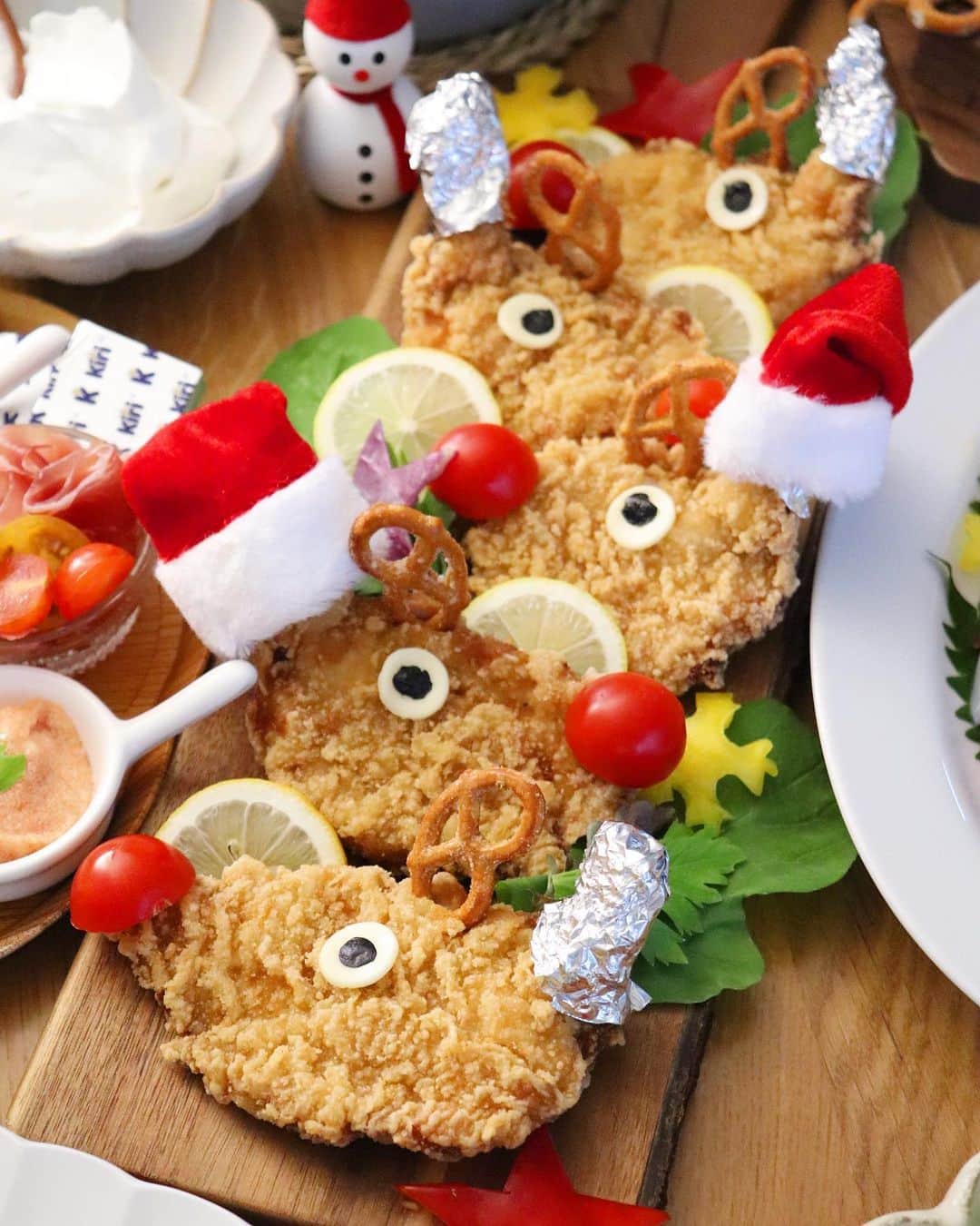 ｒｉｉさんのインスタグラム写真 - (ｒｉｉInstagram)「2020.12.24 . . merry🎄Christmas🎅 . . 我が家も無事にChristmasを迎える事が出来ました🦌 . . みやぞんの手作りケーキも完成🧁 ガトーショコラに生クリームを塗って 削ったホワイトチョコを乗せて 私が作ったトナカイチョコを飾ってあげました🦌 . . 念願のモスチキンはトナカイに変身させて いつもの @teraoka_organic_farm さんのお野菜を使ってリースサラダと パスタも作りました . . 娘っちリクエストのオープンサンドと わたしの大好物のお刺身もツリーに見立ててみました🎄 . . 大好きなお刺身に合うお醤油も@teraoka_organic_farm さんのを使ってます 濃厚で美味しいのでお刺身が好きな方にはオススメです🐟 . . @teraoka_organic_farm さんの定期購入のお野菜は 備考欄に「 @yur_rii 」と記入頂くと ３ヶ月以上の定期購入で初回無料となるクーポン有りです 興味のある方はぜひ🙋🏼‍♀️ . . 久しぶりに食べたモスチキン🎄 美味し過ぎて😭 １０本買って、まだ４本残ってるので 寝る前にビールとチキンとまた食べたいと思います（笑） 今日は解禁日よ〜🐖 . . . 【使って良かったモノや愛用品は楽天roomでご紹介してます𒐁プロフィールのURLから飛んでいけます✈︎】 . . . #寺岡有機農場#クリスマス#クリスマスメニュー#クリスマスごはん#クリスマスパーティー#Christmas#Christmasfood#christmascake#クリスマスケーキ#christmasparty#riiごはん#デコごはん#キャラごはん#パスタ#お刺身#有機野菜#夜ごはん#おうちごはん#てづくりごはん365#タベリー#フーディーテーブル#豊かな食卓#パーティーメニュー#モスチキン#クリスマスリースサラダ#リースサラダ」12月24日 20時27分 - yur_rii