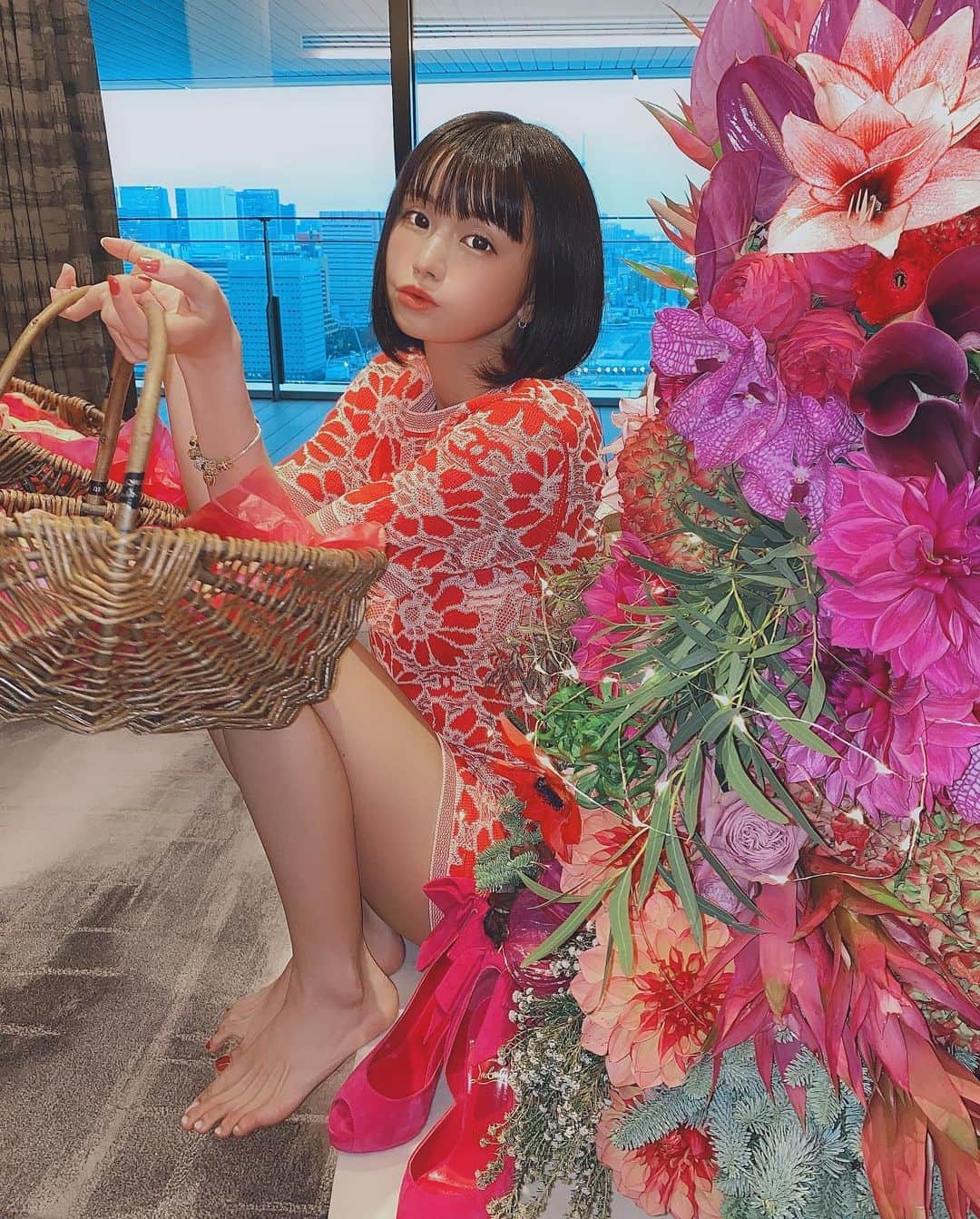 みもれもんさんのインスタグラム写真 - (みもれもんInstagram)「・ ・ 今日はクリスマスイブですねぇ🎄🤶💓 みもれからみんなへサンタさんっぽい 写真をプレゼントするよ🎁✌️ みんなは今までクリスマスプレゼントを 貰って一番嬉しかった物は何ですか〜？？ みもれは小さいときに お母さんサンタから貰った マリオカートでーす🚗✨💓 ・ ・  #みもれもん #インスタグラビア #ポートレート #カメラ #ショートヘア #ボブ #粉我 #泳衣 #性感 #内衣 #Japan #日本女孩 #xmas #メリクリ #クリスマス」12月24日 20時30分 - mimore_mon0929