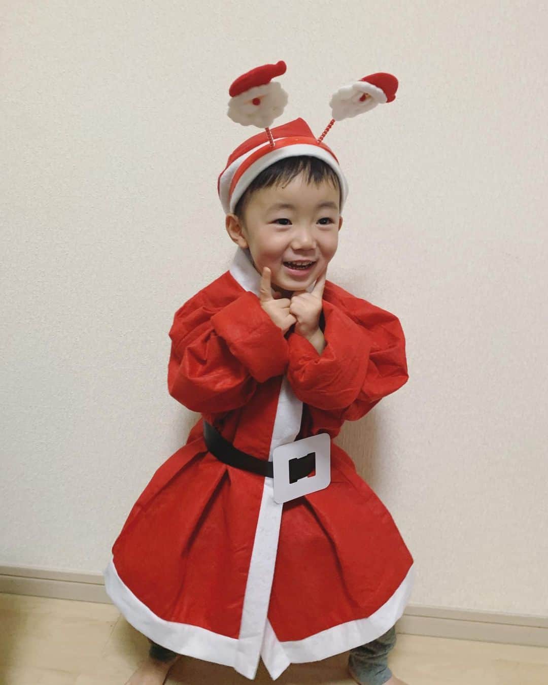 のインスタグラム：「メリークリスマス🎅🎄🎁✨💕 . 明日サンタさん来るかな〜👦🏻💕 . 皆さま素敵なクリスマスを💝🥂✨ . #リョータの冬遊び⛄️  #男子2人ママ👩‍👦‍👦」
