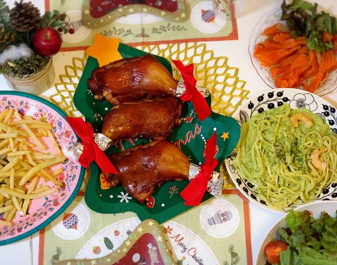 花田浩菜のインスタグラム：「メリークリスマスイブ🎄 今夜は簡単におうちで#クリスマスパーティー 🎄🎅🍽🥂 . . 私、昔からクリスマスはイブが本番のクリスマス気分になってしまう人😂 メニューは至って簡単ですが、、やっぱりメインはどーんとチキン🍗💕 温めるだけの @slcreations_official の骨付きももローストにしましたが、ほんっとーに美味しくて息子もガブリ！と食べていました👶❤️ . . 魚介のバジルクリームパスタも家ではほとんどバジルクリームパスタなんて作らないし、外食気分が味わえておうちでクリスマスを楽しめました😊🎄 チンしたりオーブンで焼くだけの簡単さなのに、冷凍食品と思えない美味しさなので毎回本当に助かります🙇‍♀️👏 化学的合成添加物を使用してないので子供にも安心。 去年は生まれたばかりだった娘もたった1年でもう移動はほぼ歩きだし、すべり台も自分で登って降りるやんちゃガールに成長しました😂😂 明日は待ち焦がれていたサンタさんがくるといいね👶💤おやすみなさ〜い🛏 . . #slcreations #安心安全 #冷凍食品 #無添加 #PR ﻿#年末年始 #簡単時短　#エスエルクリエーションズ﻿  #クリスマスイブ #おうちごはん #生後12ヶ月 #2歳差育児 #2歳差兄妹 #クリスマスパーティー #おうちクリスマス #ホームパーティー #happy #happydays」