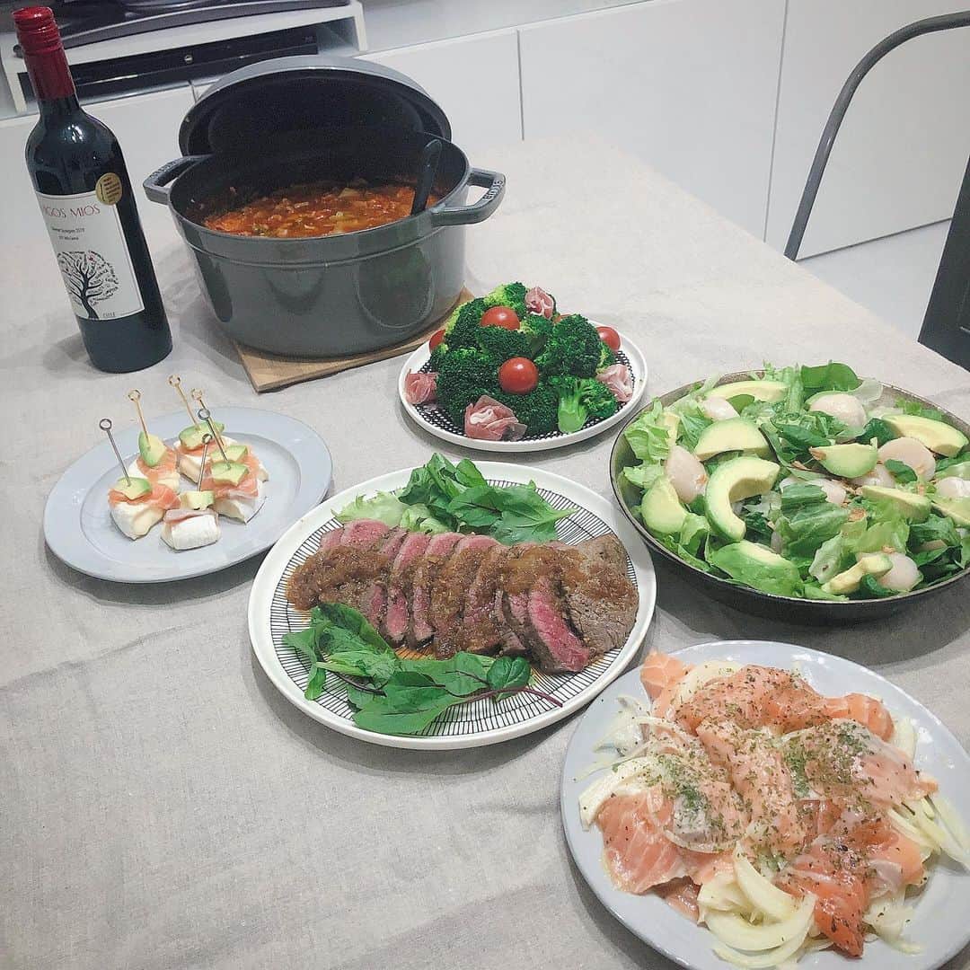 akaneのインスタグラム：「2020.12.24  Merry Xmas🎄  毎年の記録に menu ⚪︎チリコンカン ⚪︎カマンベールのピンチョス ⚪︎クリスマスツリーサラダ ⚪︎ホタテのサラダ ⚪︎サーモンのカルパッチョ ⚪︎ローストビーフ ⚪︎唐揚げ  唐揚げ写ってないけどねw  ローストビーフ手がかかっている風に見えて、焼いてあとは毛布に巻いて余熱で火を通しただけ😆  パーティーメニューにピッタリだよね♪  チキンはローストより唐揚げの方が好きだったんですが、最近歳で胃がもたれるw  今日久しぶりに作ったらやっぱり無理だった😂  クリスマスツリーサラダは雪降らせるの忘れてたので笑粉チーズで☃️  チリコンカンは　@en93.kitchen  からもらったダイエットスパイスで作ったら息子に大好評だった😌  @en93.kitchen  がハイライトにダイエットスパイスのレシピ載せてくれています🎶  家族がクリスマスに揃うのも今年までかもしれないと思うと感慨深いクリスマス  まぁ娘は今日いないですけどw  皆様も素敵なクリスマスをお過ごし下さい✨  #xmas #xmasdinner #dinner #dinnertime #cooking  #クリスマス#クリスマスメニュー#クリスマスパーティー #ディナー#クリスマスディナー#料理#料理記録#お料理#お料理記録」