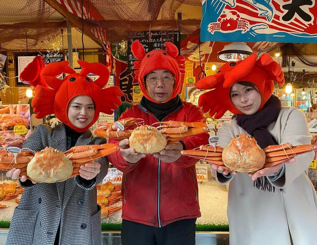 朝市広場のインスタグラム：「カニも購入🦀🦀🦀 YouTube登録🤗🤗🤗  大将気に入っちゃうやないか🤓笑  ありがとうございました🤗  #松葉がに#セイコガニ#せこがに #かに刺し#かにすき#焼きガニ  #柴山がに#津居山蟹 #松葉ガニ#カニ女 #かに好きと繋がりたい  #カニ男 #城崎温泉街  #かに料理 #湯楽#香箱蟹 #朝市広場  #カニと撮影できます #カニスタグラム  #全国宅配#かに #城崎温泉#通販可能#ネット通販 #japan #kinosaki#trip #crab#旅行好きと繋がりたい  #全国宅配#大将tube」