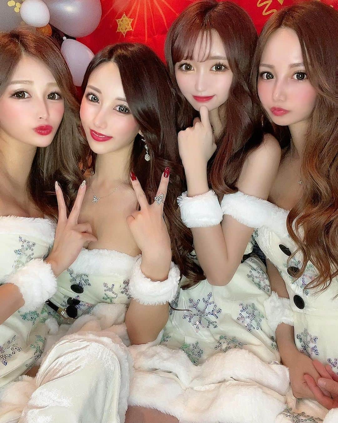 伊上あやさんのインスタグラム写真 - (伊上あやInstagram)「今大好きな4人でクリスマスパーティ🎅﻿ お揃いのサンタさんですっごく可愛い🤶﻿ みんな仲良しでほんと楽しい🥺♫﻿ ﻿ ﻿コスプレは @dress_sugar 💋 ﻿ #新宿 #渋谷 #表参道 #フィリピンハーフ ﻿ #クリスマス　#クリスマスパーティ　﻿」12月24日 20時34分 - o.aya_0613