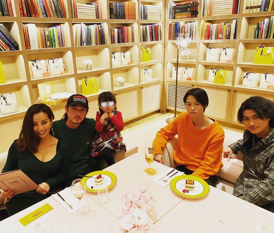 窪塚洋介のインスタグラム：「🎄Very Merry Xmas Eve🎄  #fendicafe  #anniversariecafe  #omotesando」