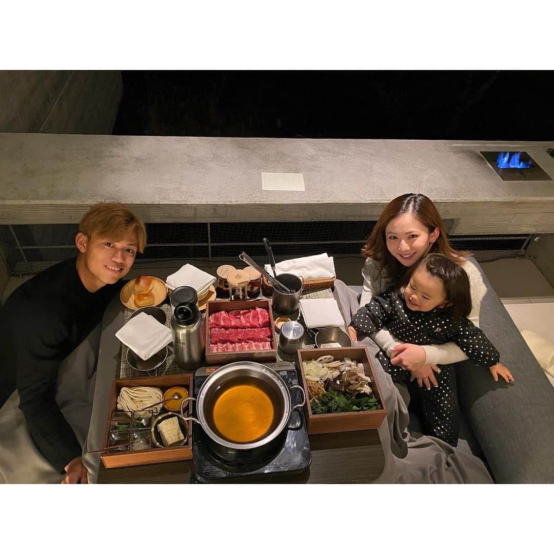 姫野れみのインスタグラム：「🎄🤍🎄🤍 部屋から一歩出ず、グランピング気分が味わえる リフレッシュ旅に来ています☃️ 夜は、ベランダにあるこたつでしゃぶしゃぶ🍲♪ 景色が最高なので、明日投稿します♡  #merrychristmas #xmas #家族旅行 #グランピング #こたつ #しゃぶしゃぶ #夜ご飯」