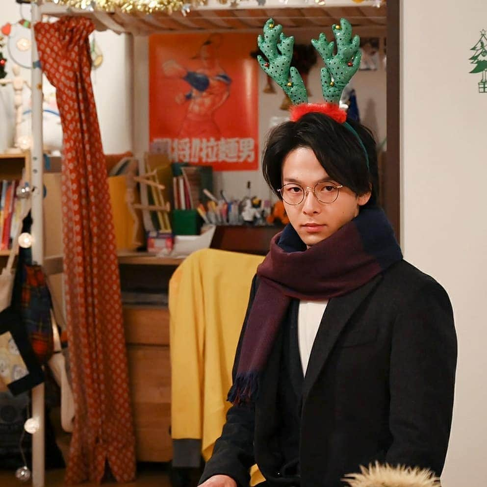 【公式】TBS火曜ドラマ「この恋あたためますか」のインスタグラム：「🎄 #恋あた 後夜祭🎄皆さん、今日は大忙しですね！追あたもしないといけないですし、シャッチョさんの誕生日もお祝いしないといけないですし、メリークリスマスですし☃️🎁  最終回はTVerにて配信中！全話一挙の追あたはParaviで🙌オリジナルストーリーの「#その恋もう少しあたためますか」もぜひご覧ください🎉  #正真正銘の本日の主役 #中村倫也 #お誕生日おめでとうございます #この恋あたためますか  ##もう少し恋あた」