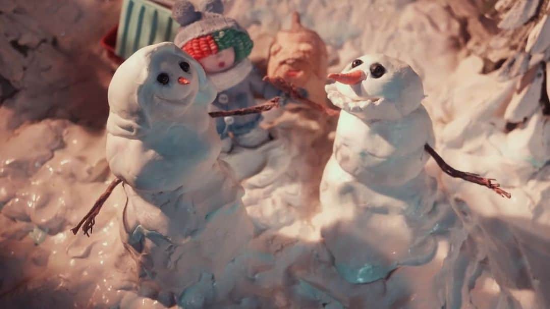 クォン・スヒョンのインスタグラム：「Let's go below zero And hide from the sun I love you forever Well we'll have some fun Yes let's hit the North Pole And live happily Please don't cry no tears now It's Christmas baby  Merry Christmas at home, everyone 🎅🏼🎄🎁」