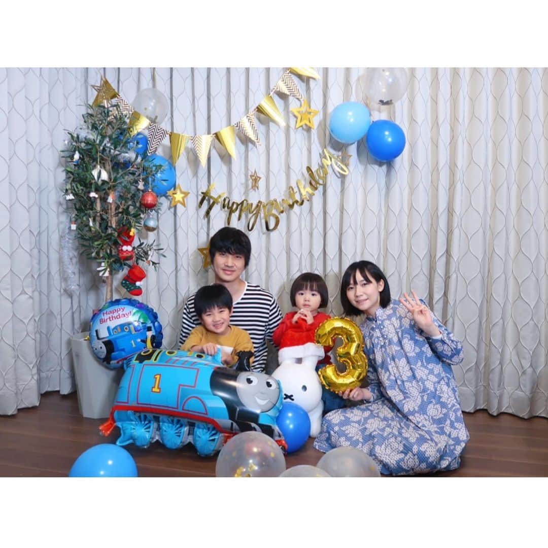 鈴川絢子さんのインスタグラム写真 - (鈴川絢子Instagram)「🎄12/24﻿ Happy Birthday🎂Tokiwa﻿ ﻿ 次男ときわが3歳になりました！﻿ ﻿ いつのまにか同年代のお友だちや大人相手でもちゃんと会話が成立するようになっていて、家族一ひょうきん者な彼はいつも私たち家族を笑顔にしてくれています☺️﻿ ﻿ まもなく幼稚園入園が控えていますが、ここからまた一年、健康で平穏な毎日を無事に過ごせますように…🙏✨﻿  #happybirthday  #merrychristmas」12月24日 20時49分 - suzukawaayako