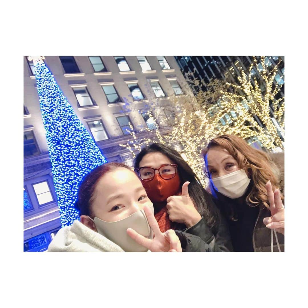 MIKUさんのインスタグラム写真 - (MIKUInstagram)「💚♥️💚♥️💚   Xmas eveに エステティシャンの合格、アカデミーの卒業という自分へのプレゼントができました！！  そして、 上司兼私の師匠のおねぇちゃん @showchan72mono も修了式にきてくれて、、、さらにママも帰り道に合流して、、、3人でツリーの前で💚♥️💚  今日も幸せがいっぱい！！  #merrychristmaseve #myfamily #happy」12月24日 20時41分 - miku39_ya