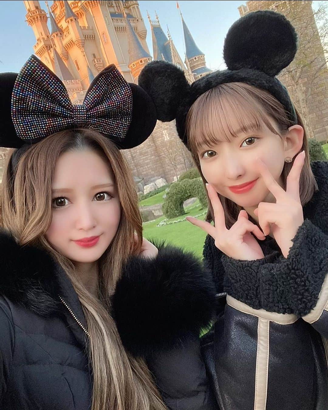 長沼まゆのインスタグラム：「Disneyland🏰3  なんやかんやかえかえ(@kaemuuu )と お初ディズニーでした👯‍♀️ 楽しくて帰りたくなかった笑  #ディズニーランド #クリスマスディズニー #ディズニーコーデ #親友ちゃん #ディズニーカチューシャ #クリスマスイブ」