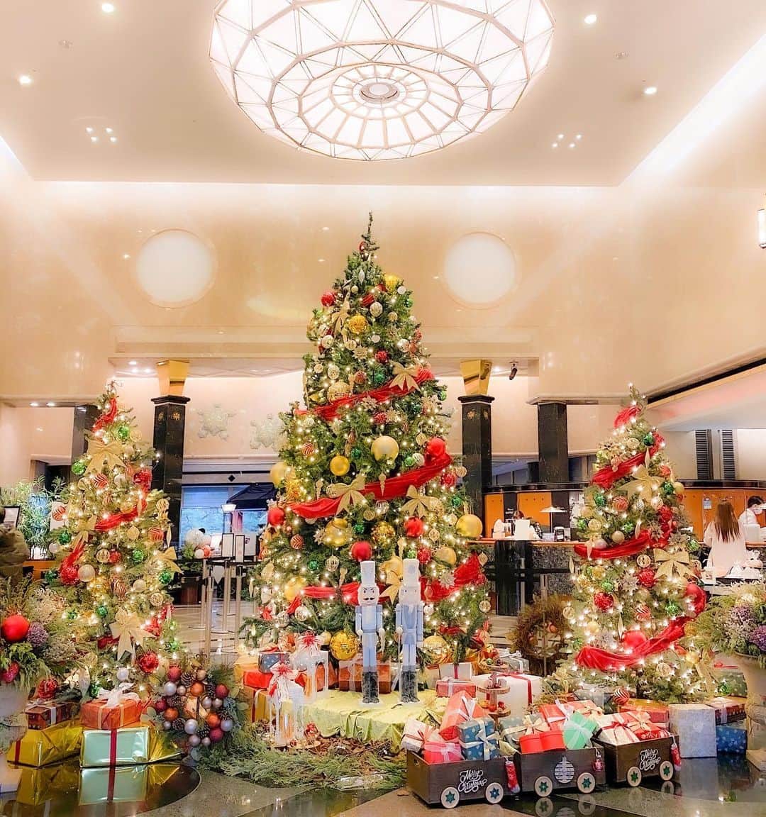 のインスタグラム：「𖠅 Joyeux Noël 𖠰 冬休み中に子供達と ニューオータニの女子会プランでおこもり予定だったのが 残念ながらGOTO一時停止になってしまい😢 ケーキだけでもと今年はSATSUKIをチョイス🍰🎄 毎年クリスマスは作りすぎて ケーキ苦しみながら食べてるので笑 今年は控えめにしてみました🍳 . 今夜はサンタさん来るといいね🎅🏻 . いつもディスプレイが素敵な @hotel_newotani_makuhari  . . #christmaseve #クリスマスイブ #クリスマスケーキ #パティスリーsatsuki #satsuki #スーパーあまおうショートケーキ #プチノエルショコラ #プチノエルモンブラン #クッキング #料理 #cooking #ママリ #コドモノ #ママノコ #kodomono #mamagirl #キッズコミュ #デリスタグラマー #deristagrammer #クッキングラム #家庭料理 #フーディテーブル #おうちごはん #タベリー #ホテルニューオータニ幕張 #幕張クリスマス #lin_stagrammer #wp_deli_japan #クリスマスイブ #クリスマス料理」