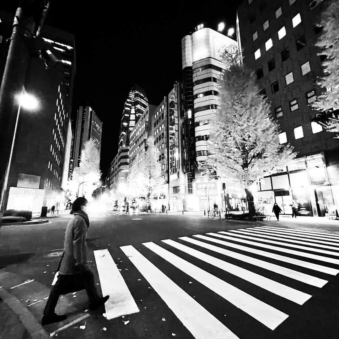 naotakeのインスタグラム：「年の瀬 - The end of the year / iPhone 12 Pro Max & Snapseed, 20/01225 . . 少し早めの仕事納め。関わったすべての皆様に感謝です。 . . #spicollective #royalsnappingartists #infamous_family #rsa_main #infinity_photo_cult #2_fineart #jp_gallery_member #jp_gallery_bnw #trb_bnw #wp_bnw  #bnw_life #bnwlife_member #bnw_life_shots #bnw_captures #world_bnw #top_bnw #team_jp_ #team_jp_モノクロ #ig_energy_bw #ig_nihon #streetphotographybnw #igersjp #blackandwhite #bnw #bnwphoto #monochrome #bw #bnwphotography #ShotOniPhone #shotoniphone12promax」