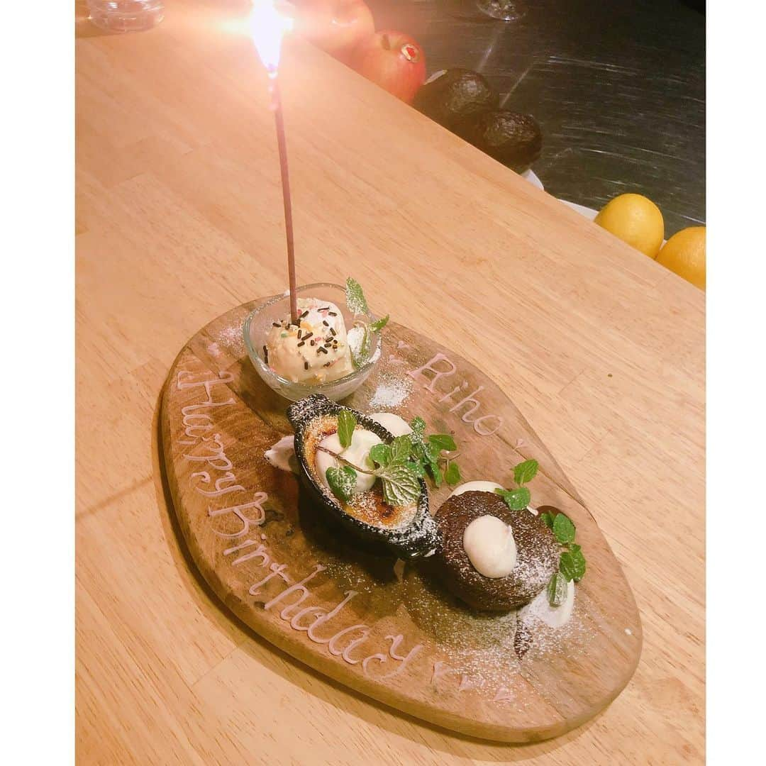 大竹里歩さんのインスタグラム写真 - (大竹里歩Instagram)「🧡 12/23🎂🙌  本当にたーくさんの方からメッセージや お祝いの言葉を頂けてすんごく嬉しかったですっ🥰  27歳!! 今まで以上に、またこんな時だからこそ 人とのつながり🤝想いやり💓を大切に 前を向いてひたむきに頑張りたいと思います✨  それではみなさん♡ Happy Merry X'mas🎅🏼🎄❄  #周りに恵まれすぎてるなぁと毎年思う誕生日 #大好きな人大事な人達に囲まれて私は幸せです  #ケーキとラーメン食べ過ぎ注意の年末年始 #デンソーエアリービーズ」12月24日 20時48分 - riho_take0827