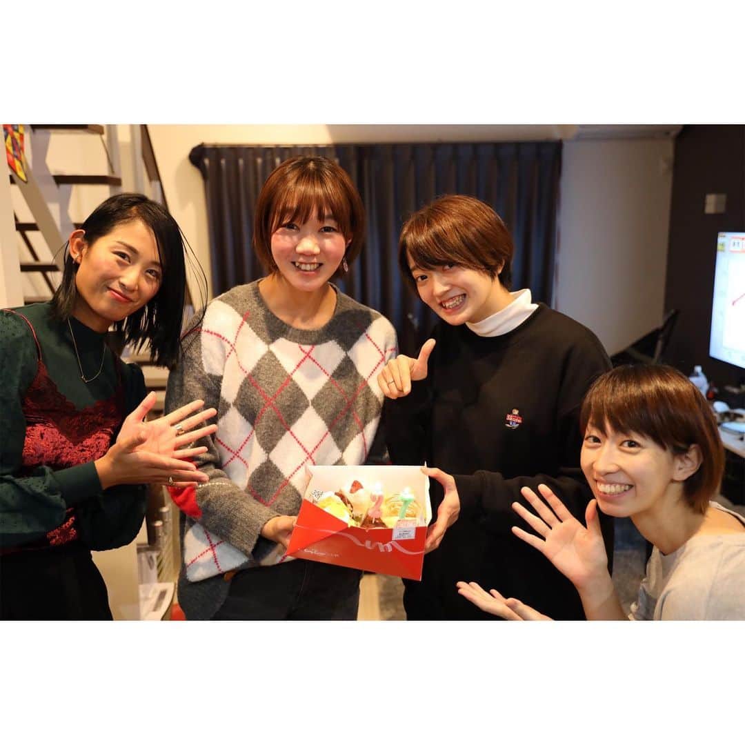 大竹里歩のインスタグラム：「🧡 12/23🎂🙌  本当にたーくさんの方からメッセージや お祝いの言葉を頂けてすんごく嬉しかったですっ🥰  27歳!! 今まで以上に、またこんな時だからこそ 人とのつながり🤝想いやり💓を大切に 前を向いてひたむきに頑張りたいと思います✨  それではみなさん♡ Happy Merry X'mas🎅🏼🎄❄  #周りに恵まれすぎてるなぁと毎年思う誕生日 #大好きな人大事な人達に囲まれて私は幸せです  #ケーキとラーメン食べ過ぎ注意の年末年始 #デンソーエアリービーズ」
