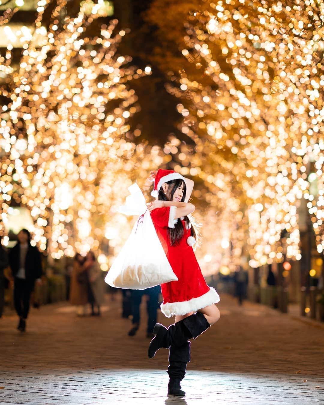 高橋さくらのインスタグラム：「* *  願い事はひとつだけなら受け付けます  * * ただし、上限があります笑  1年前にごぉさんと撮影したものを♥ どっちにしよーかまよった作品、ごぉさんがあっぷしてます笑 丸の内イルミきれい！！ さすがに今年は撮影できないー！  仕事柄クリスマスは気になります笑 けど、家のご飯はたぶん普通です  お休みの日はクリスマスパーティするから メニュー考えるの楽しみー！♥  #クリスマス #サンタさん #コスプレ #イルミネーション #丸の内  #冬 #ストロビスト  #カメラマン #モデル #撮影 #ポートレート #splus_cameraclub  #かずさん写真部  #きらきら #女性」