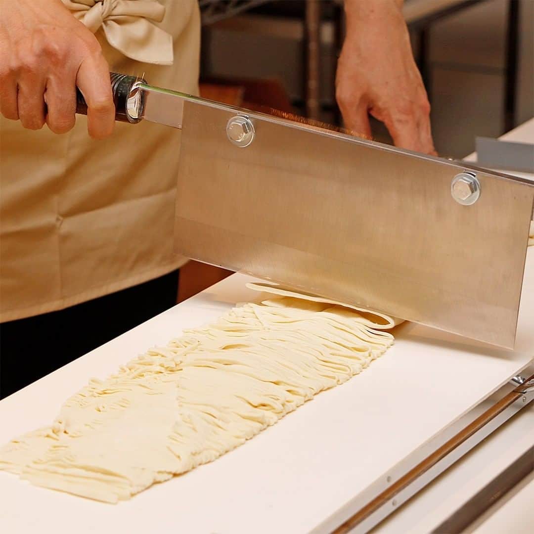 新横浜ラーメン博物館(ramen museum)さんのインスタグラム写真 - (新横浜ラーメン博物館(ramen museum)Instagram)「今年の年越しラーメン🍜は 粉から作ってみませんか❓ 当館の1階には青竹を使った 麺作り体験がお楽しみいただけます😎 ご自身で作った麺とオリジナルスープを セットにしてお持ち帰りいただけます😄  https://www.raumen.co.jp/makingnoodle.html #ラーメン #ラーメン部 #ラーメン倶楽部 #ラーメンインスタグラム #ラーメンインスタグラマー #ラー写 #ラー活 #麺スタグラム #麺活 #ラーメンパトルール #青竹打ち #麺スタグラマー #ラーメン博物館 #ラー博 #麺作り #麺作り体験 #年越しラーメン #漫画  #ramen #ramenmuseum #ramenlover #ramennoodles #ramenlife #ramenjapan  #foodie #ramenschool」12月24日 20時59分 - ramenmuseum